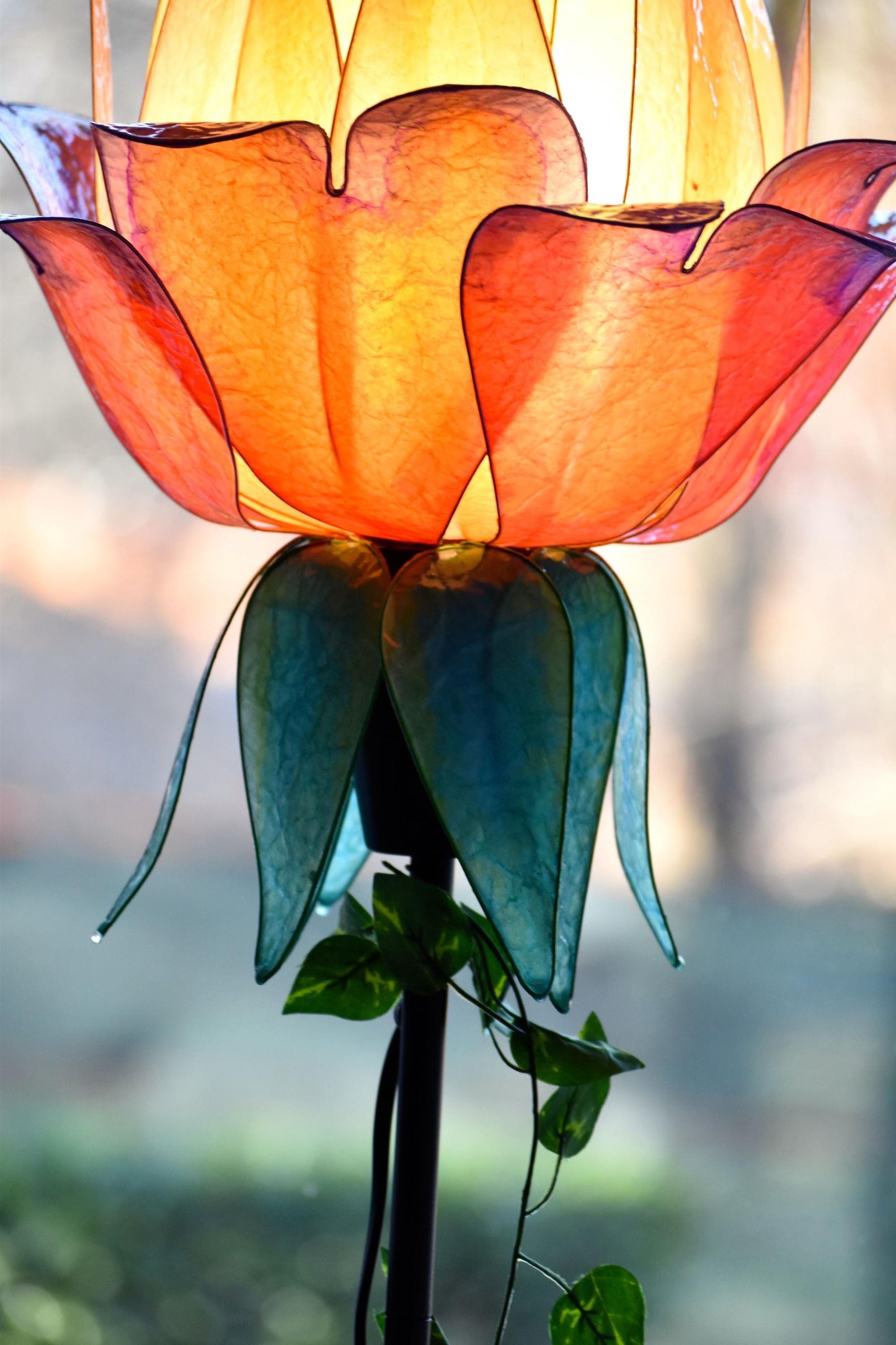 lampada stelo con paralume fiore arancione e giallo fatto e dipinto a mano in resina