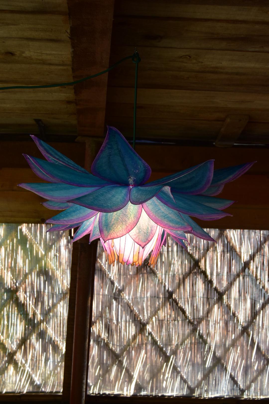 lampadario blu: paralume fiore in resina fatto e dipinto a mano
