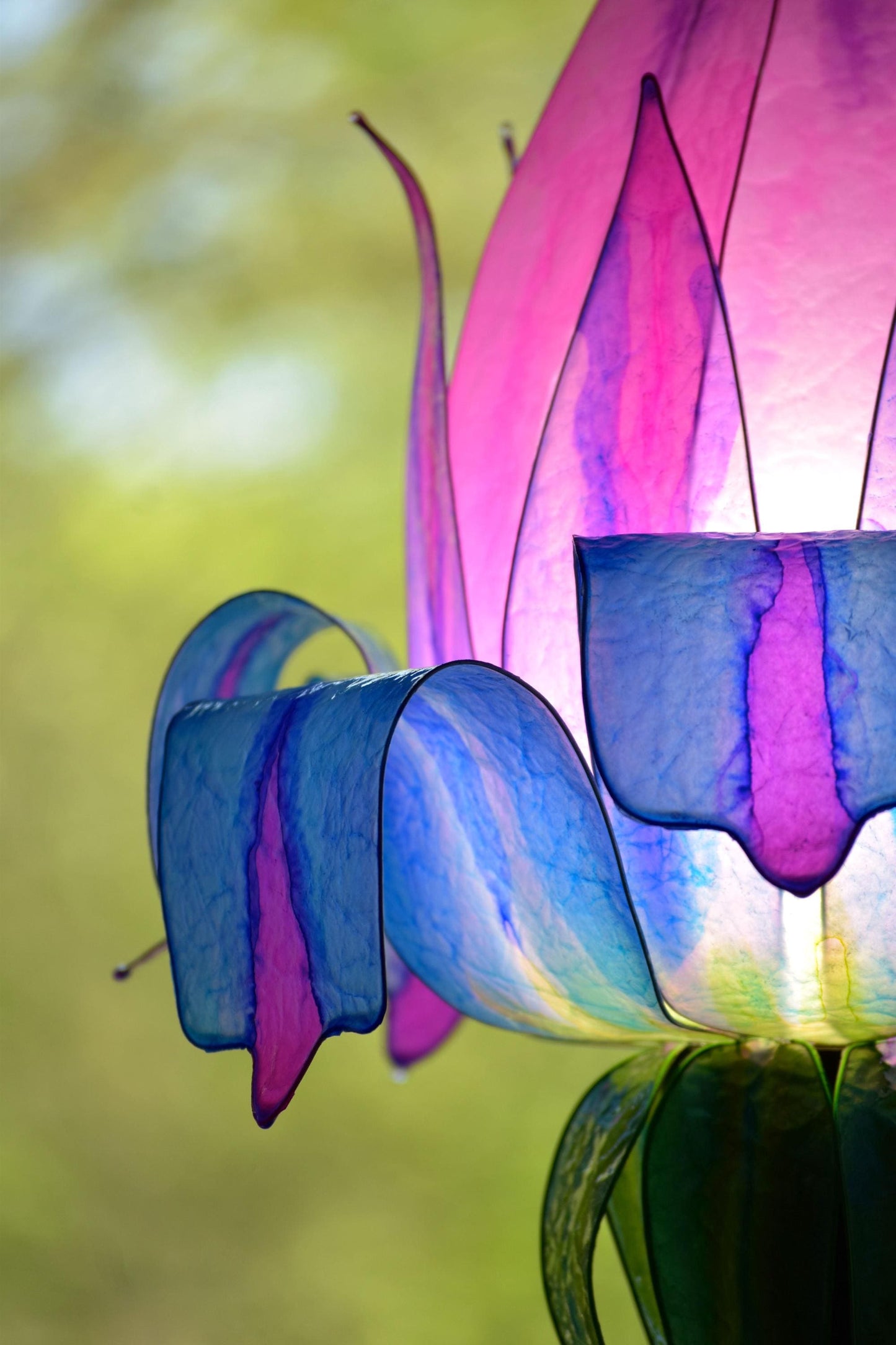 lampada a stelo con paralume in resina: forma di fiore colorato per arredamento ispirato alla natura