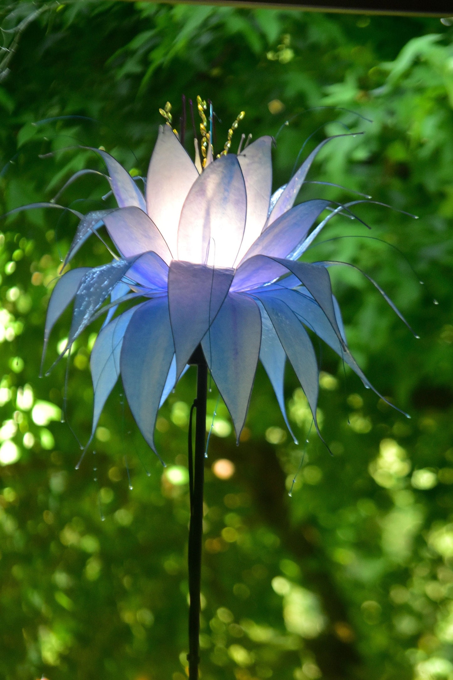 lampada stelo con paralume fiore azzurro e bianco in resina fatto e dipinto a mano
