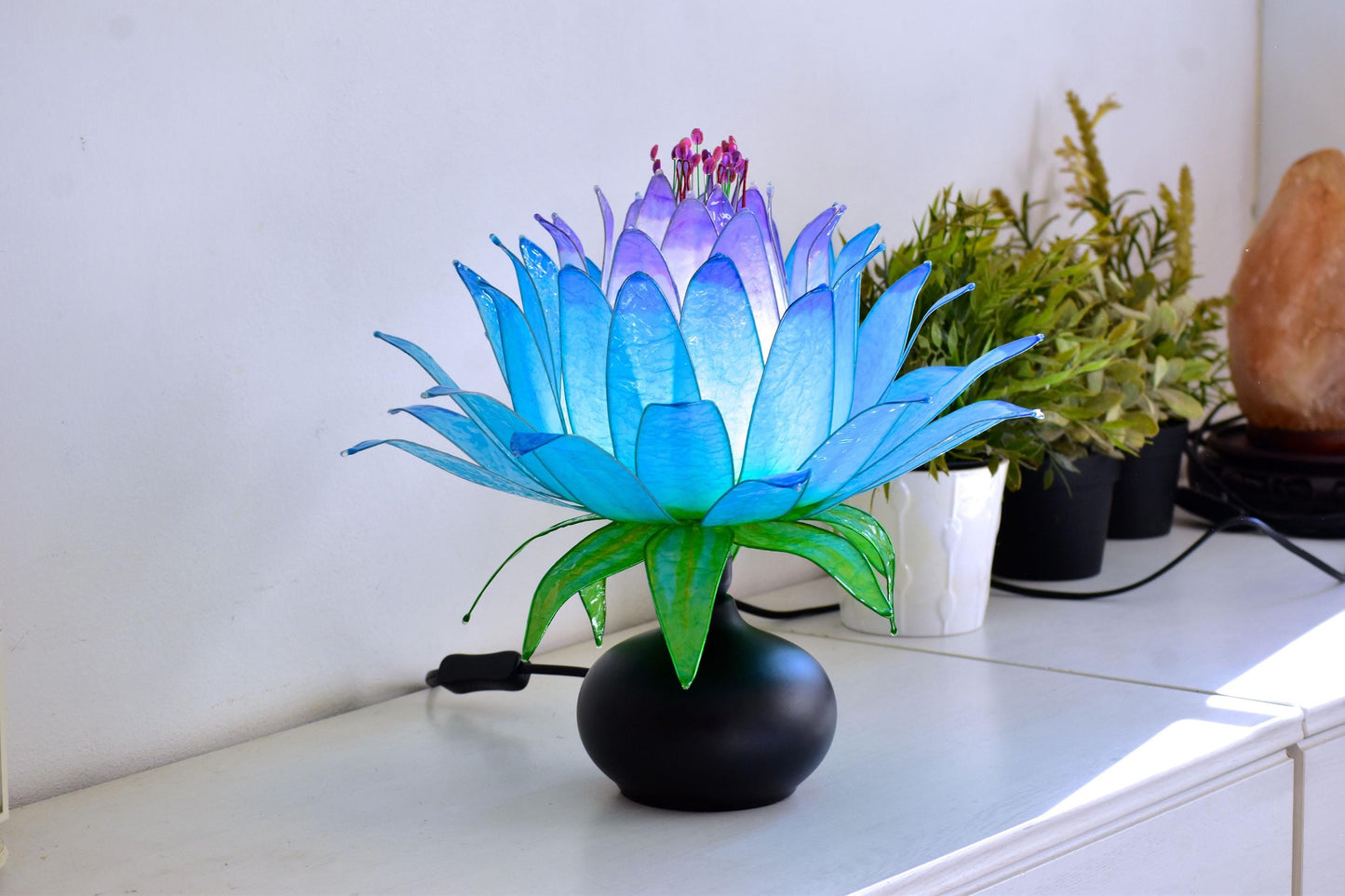 Lampada da tavolo a forma di fiore azzurro e viola con base in ceramica