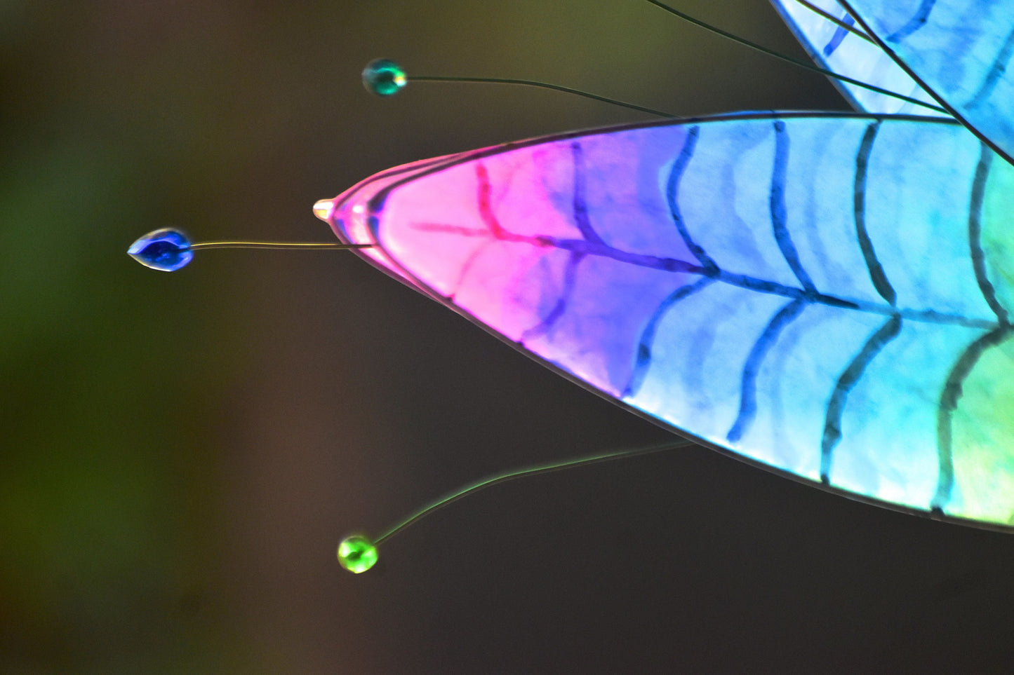 Lampada da tavolo fatta a mano con piume di pavone colorate su stelo dorato