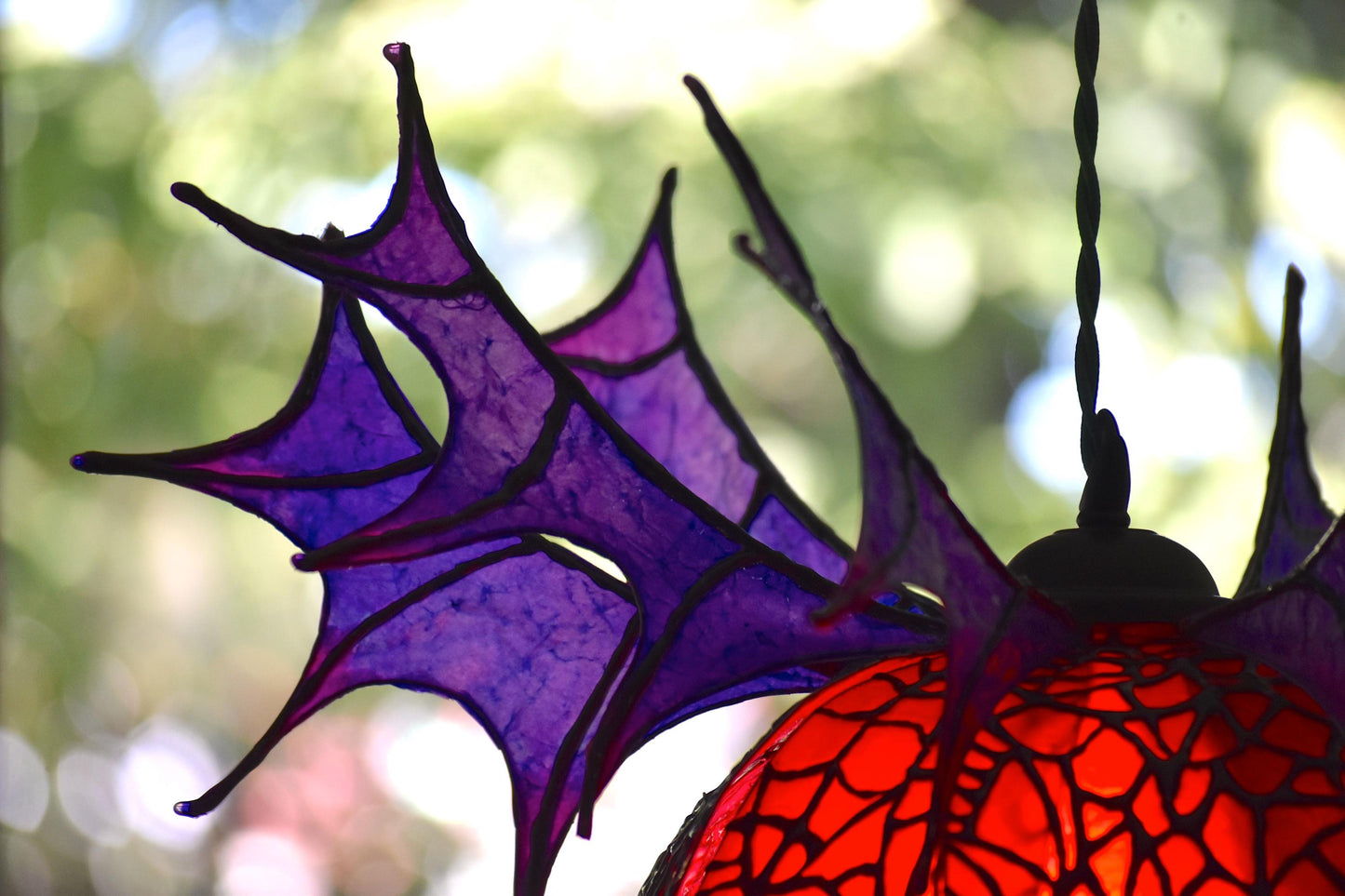 Lampada sospensione motivo pipistrello rosso e viola pezzo unico
