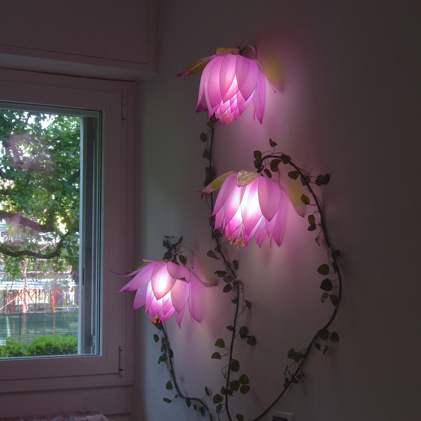 lampada da muro 3 luci rampicanti di boccioli rosa per arredamento floreale fiabesco
