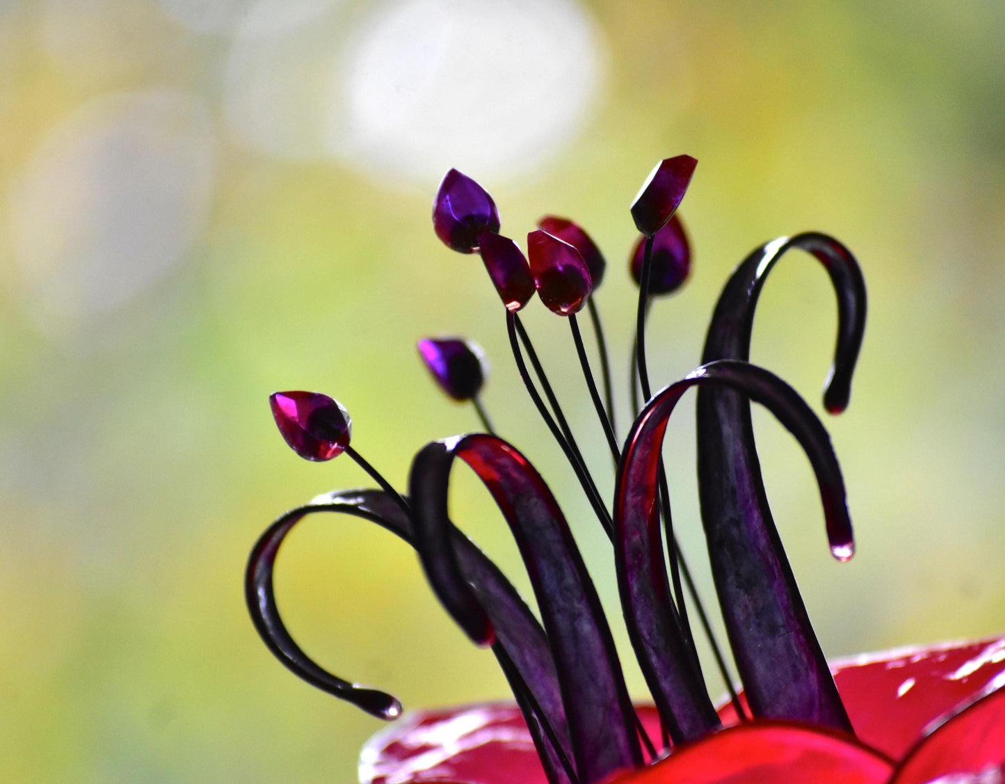 lampada da tavolo fiore rosso: pezzo unico di illuminazione fatto e dipinto a mano