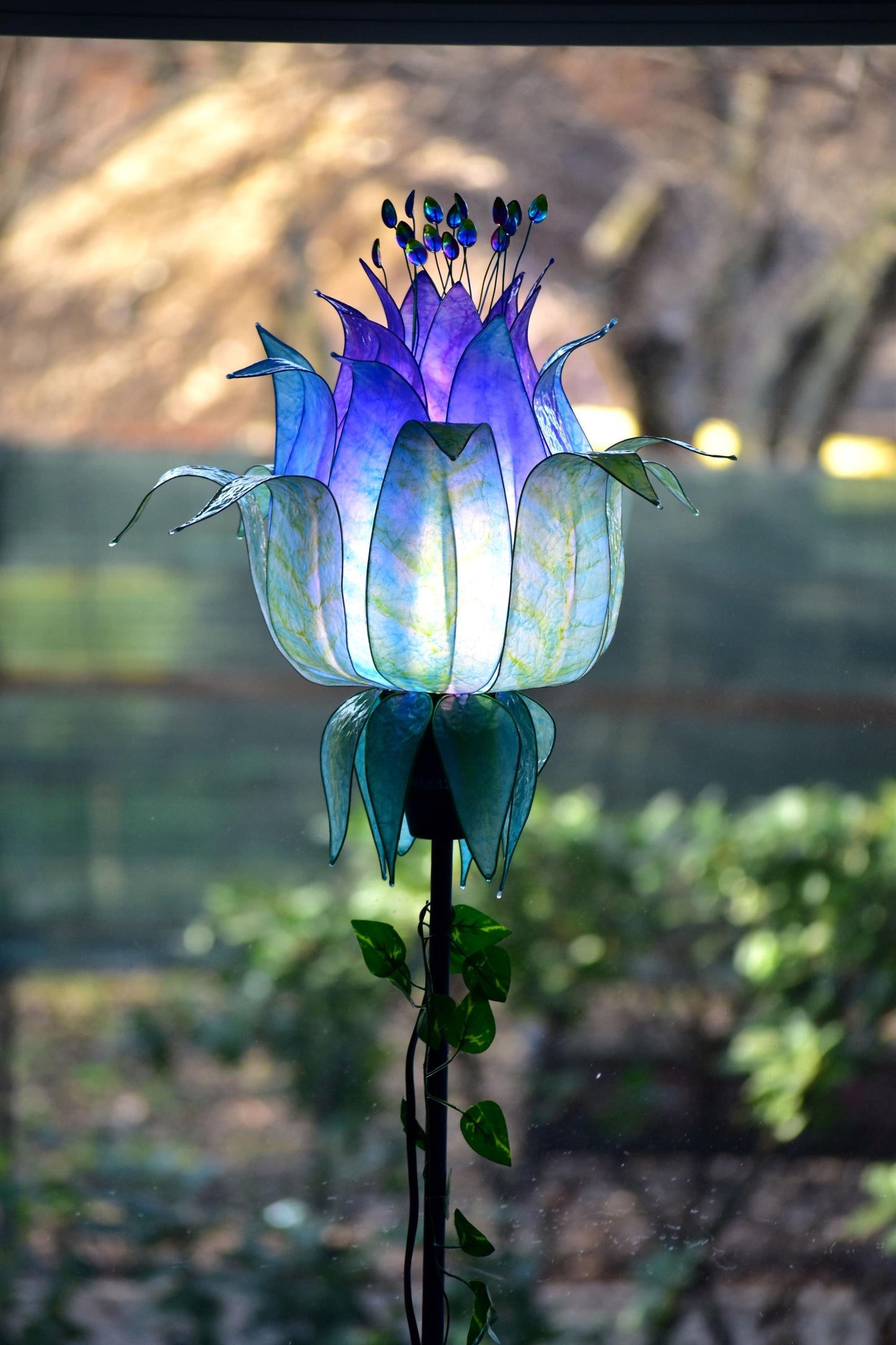 lampada da terra con paralume in resina ispirato alle piume di pavone blu e viola