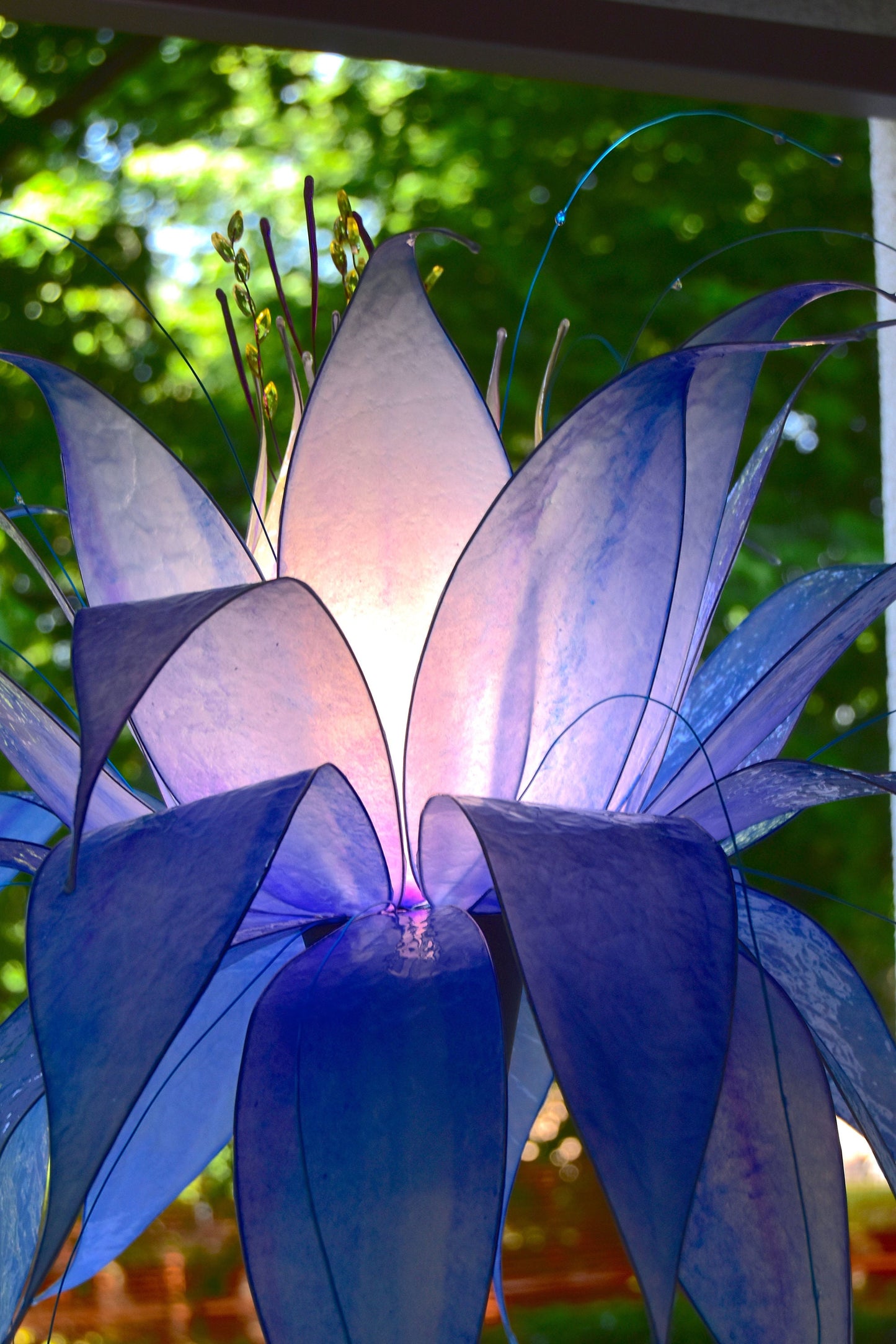 lampada stelo con paralume fiore azzurro e bianco in resina fatto e dipinto a mano