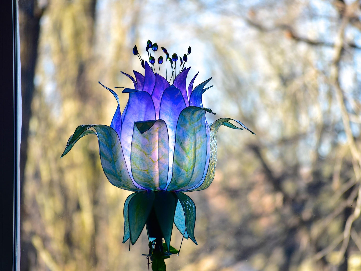 lampada da terra con paralume in resina ispirato alle piume di pavone blu e viola