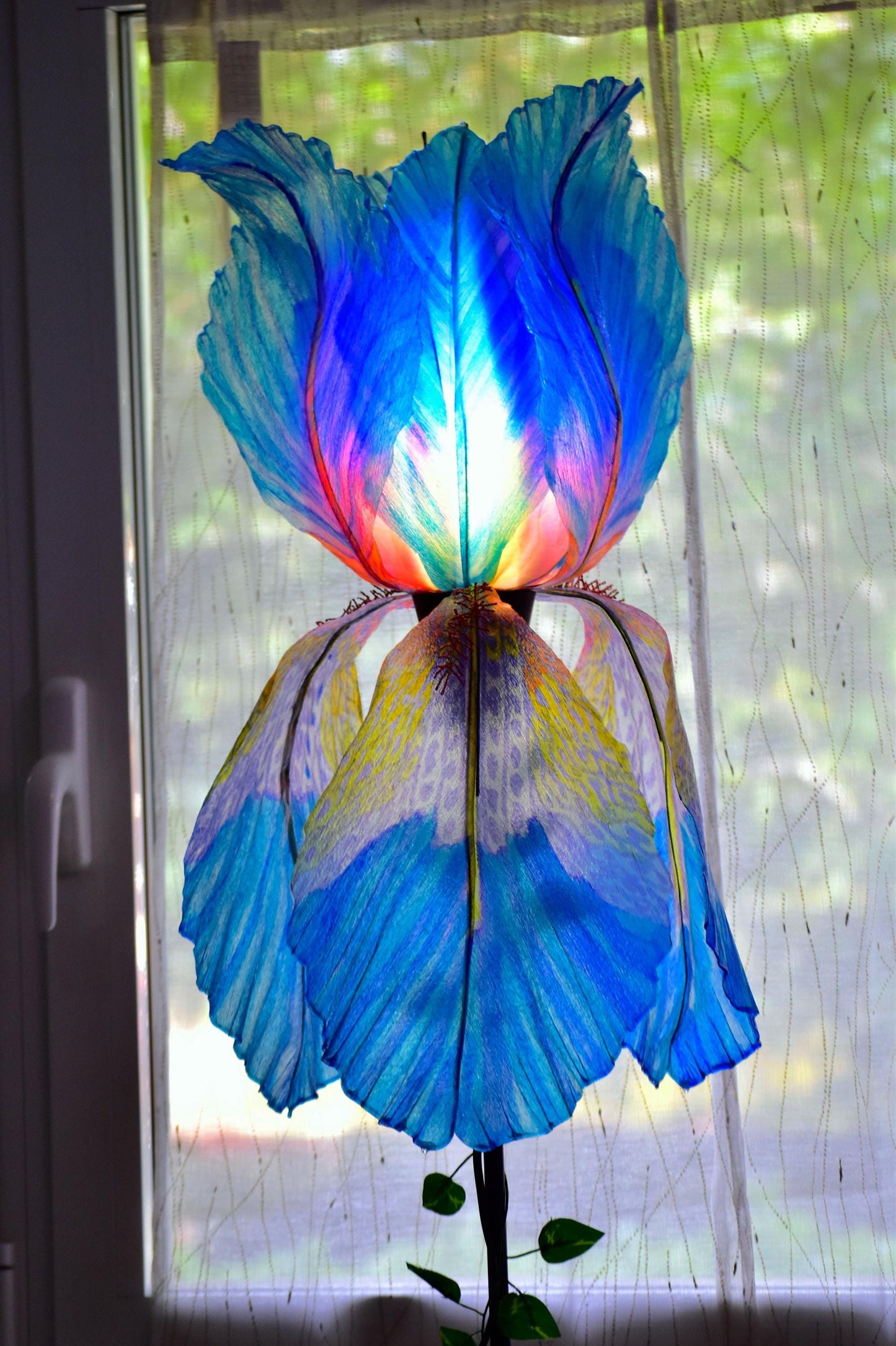 lampada da terra a forma di fiore di iris blu in resina dipinta a mano