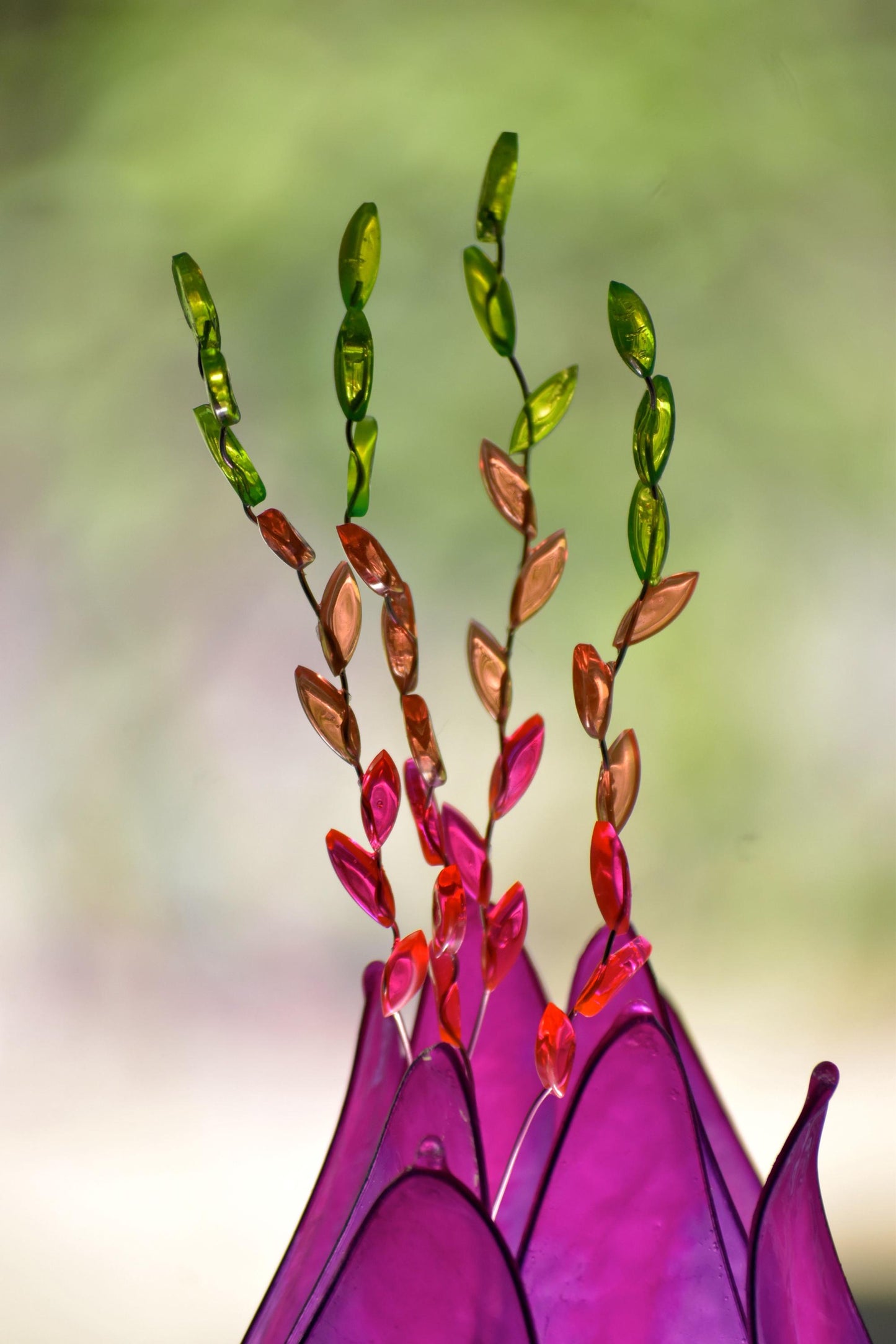 lampada a stelo con paralume in resina: forma di fiore colorato per arredamento ispirato alla natura
