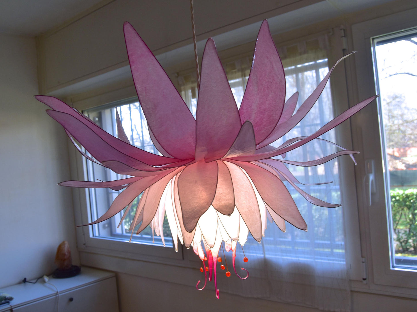 Lampada a sospensione a forma di fiore rosa tenue e bianco in resina