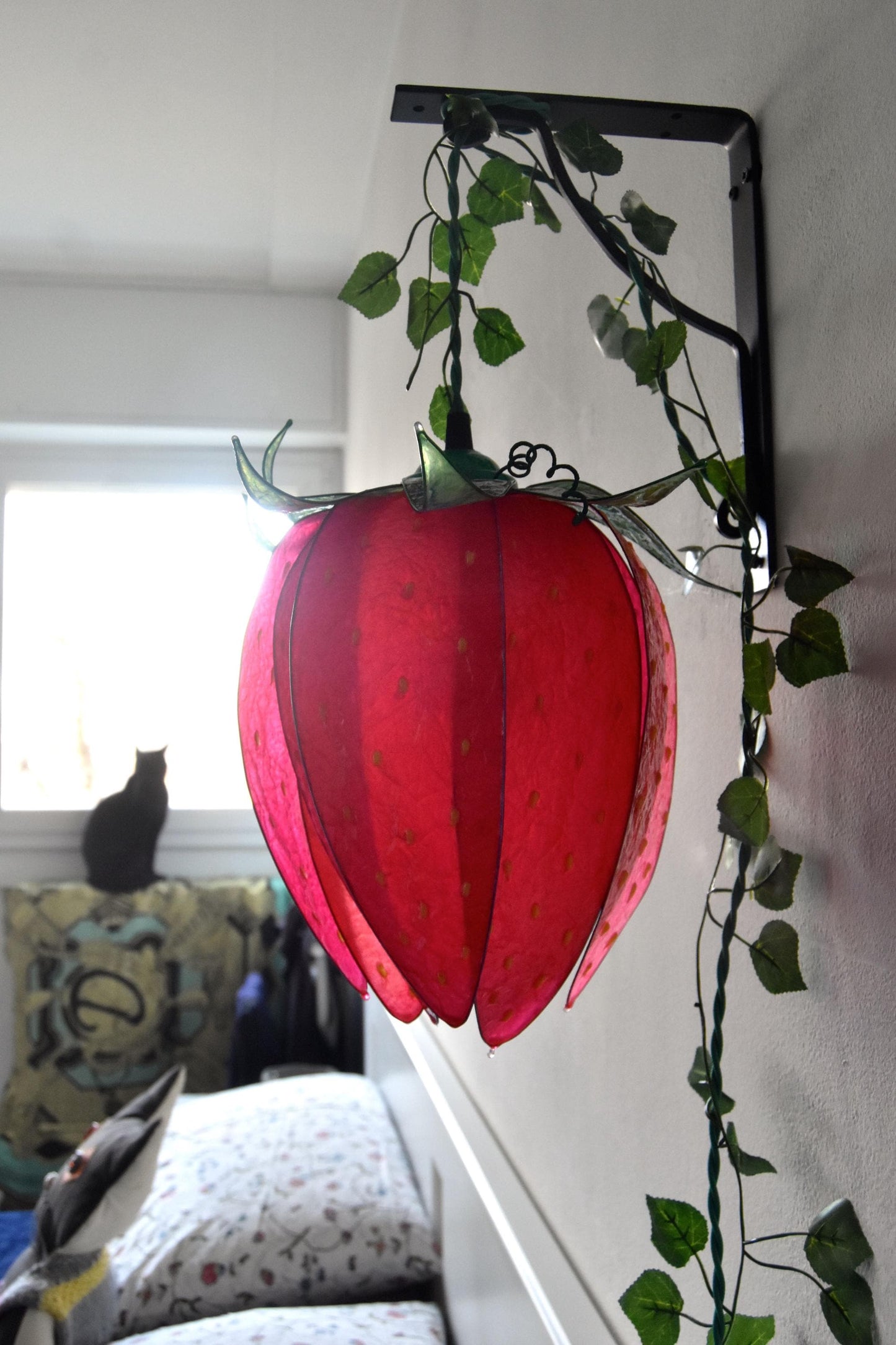 Lampada da appendere forma di fragola per stanza infantile ispirata alla natura