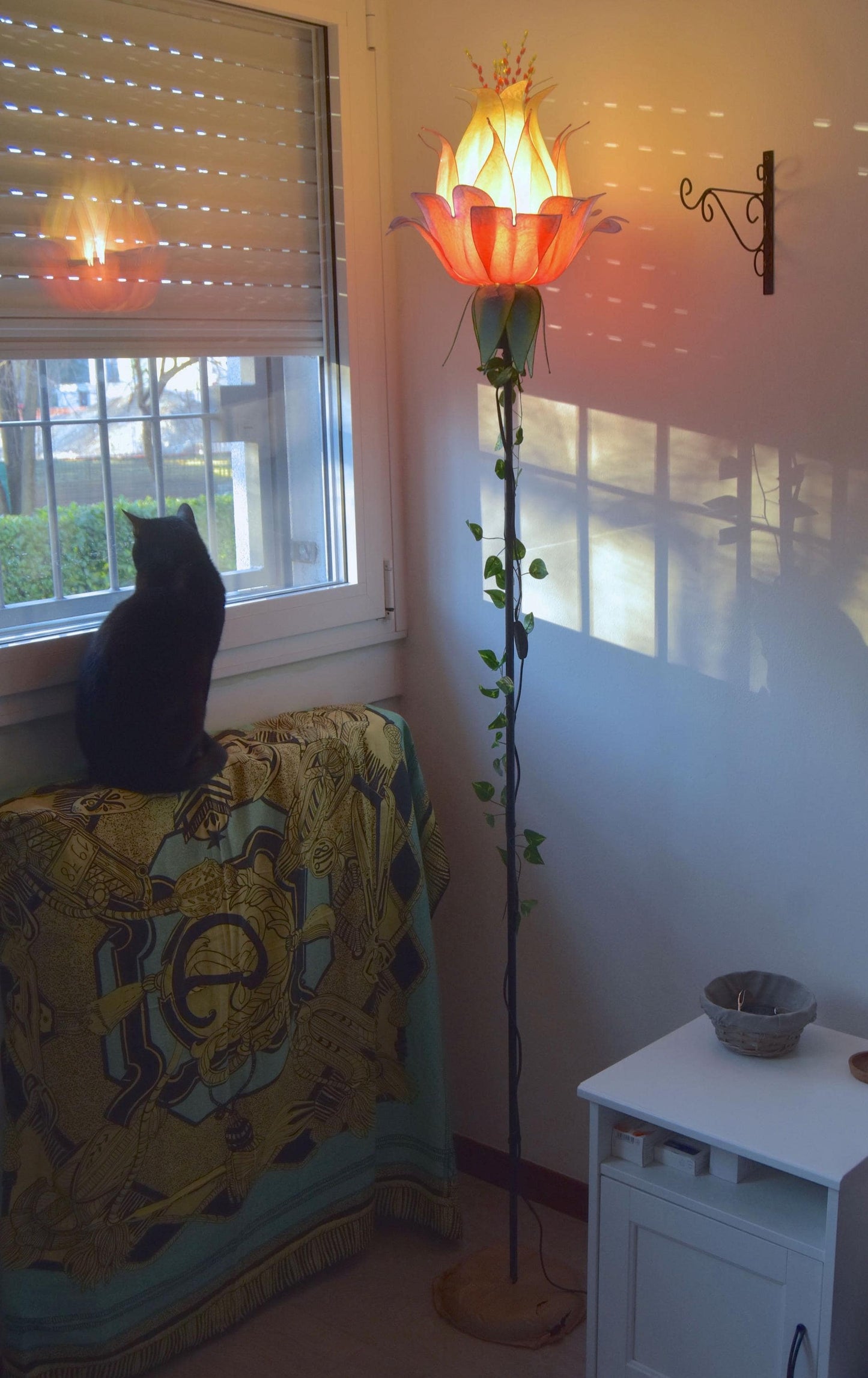 lampada stelo con paralume fiore arancione e giallo fatto e dipinto a mano in resina