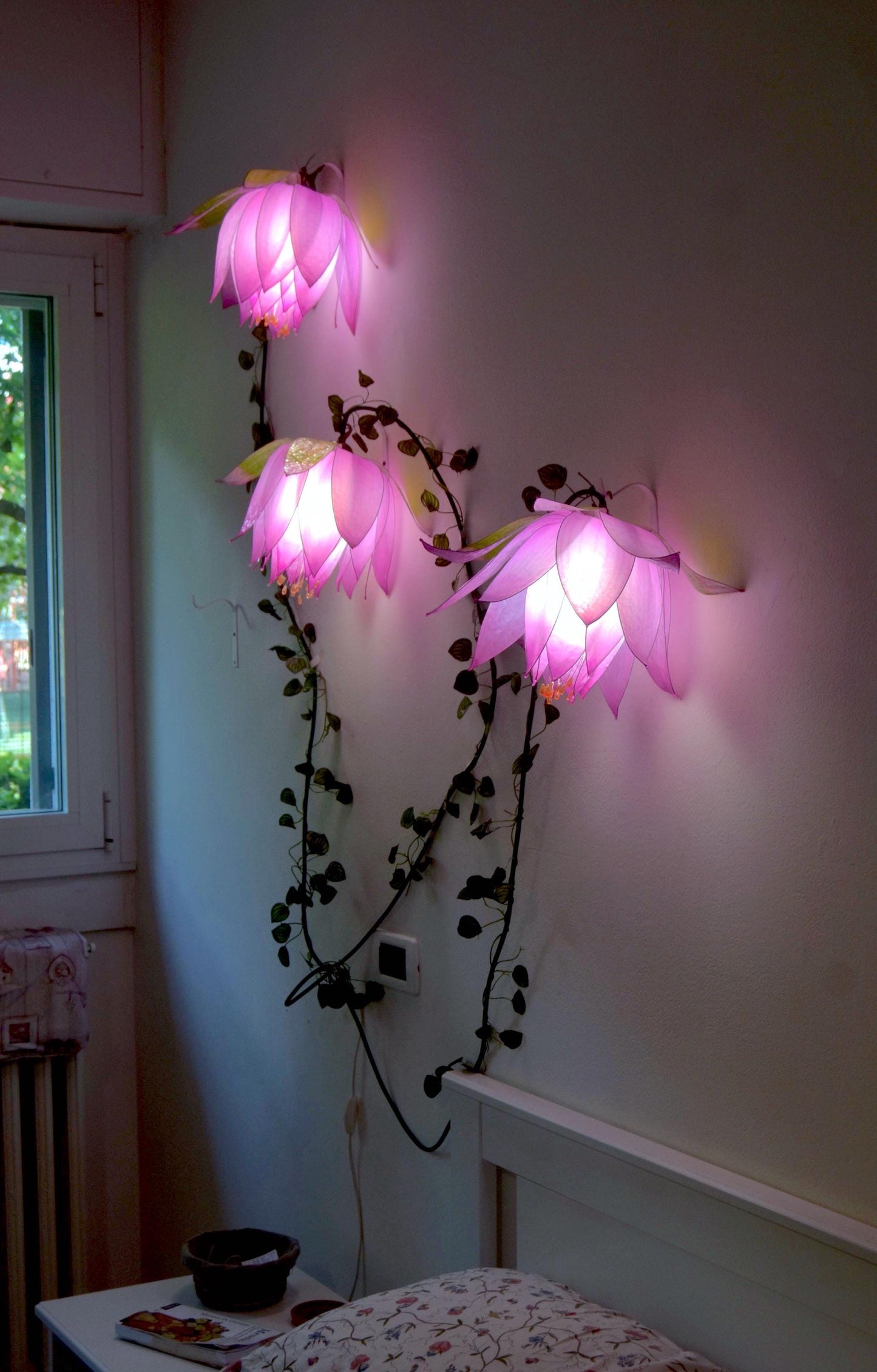 lampada da muro 3 luci rampicanti di boccioli rosa per arredamento floreale fiabesco