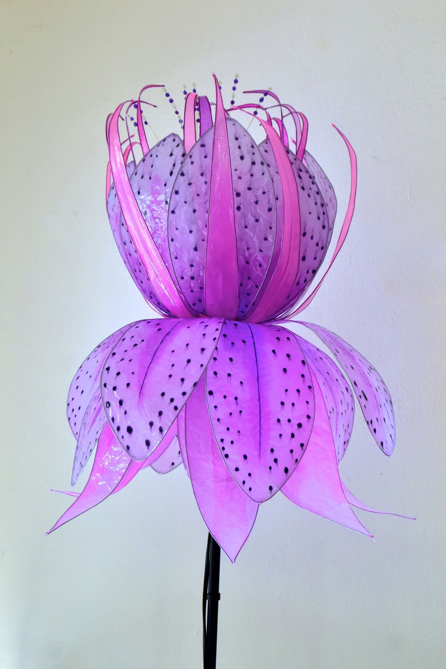 Lampada da terra in resina fiore gigante rosa lilla fatto e dipinto a mano