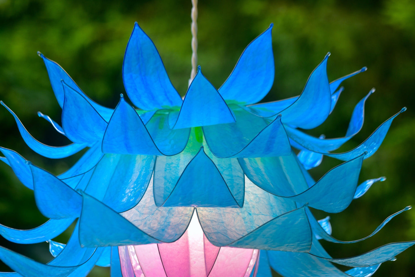 lampada a sospensione: fiore blu e rosa in resina pezzo unico fatto e dipinto a mano