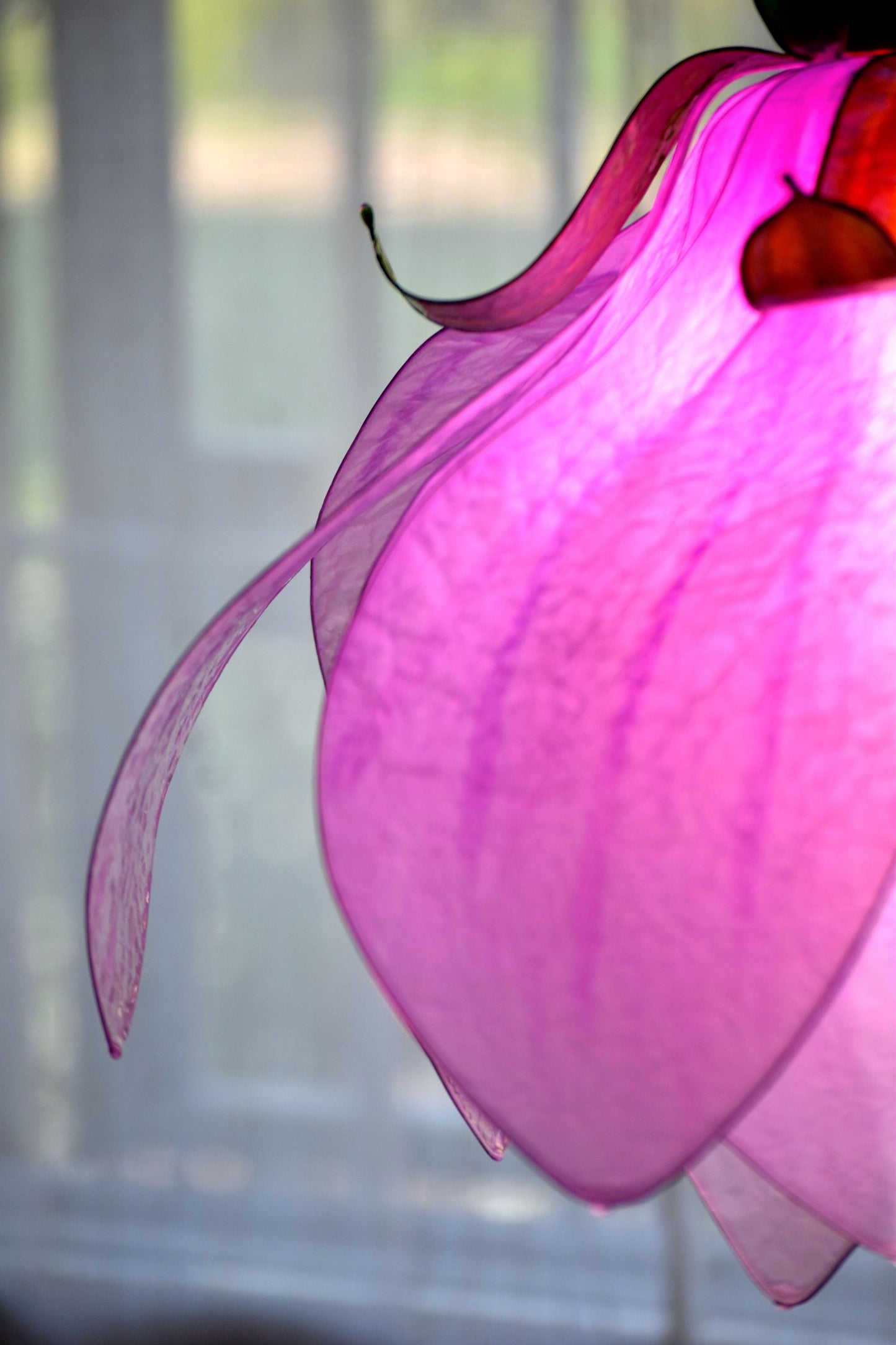 Lampadario rosa fatto e dipinto a mano a forma di fiore di magnolia