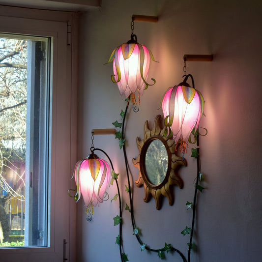 lampada da parete a 3 luci: boccioli luminosi di fiori rosa rampicanti