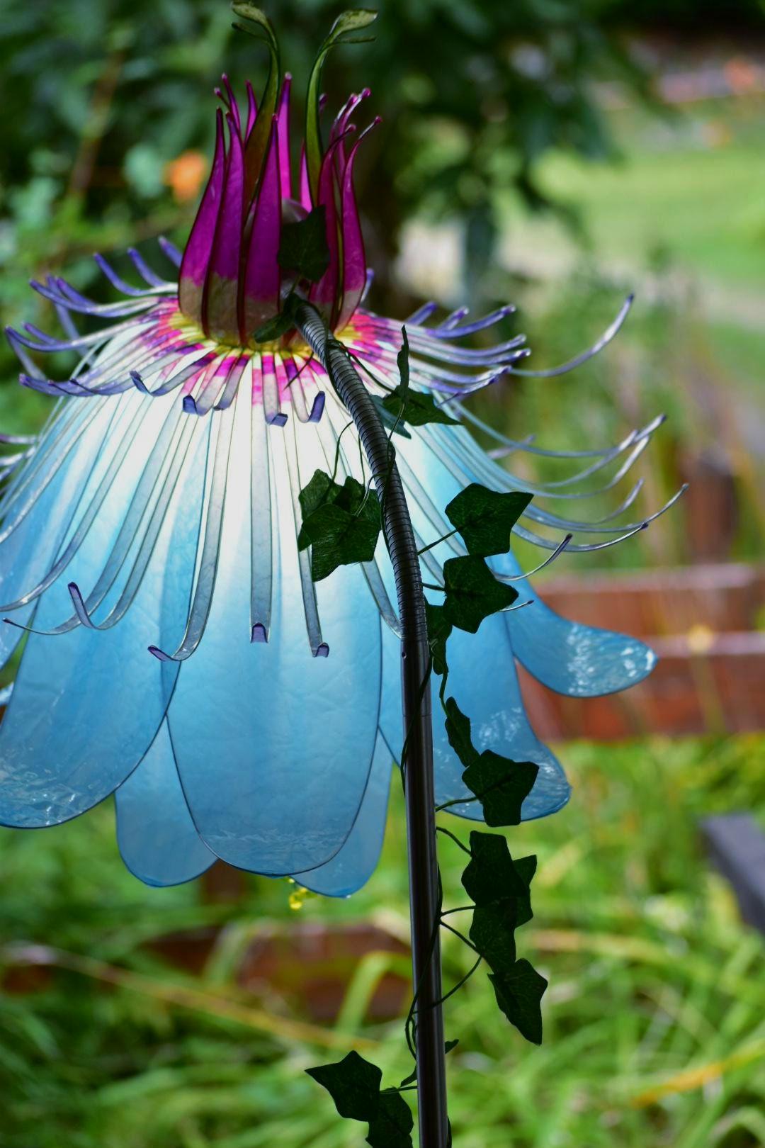 Lampada da lettura orientabile con paralume fiore di passiflora in resina