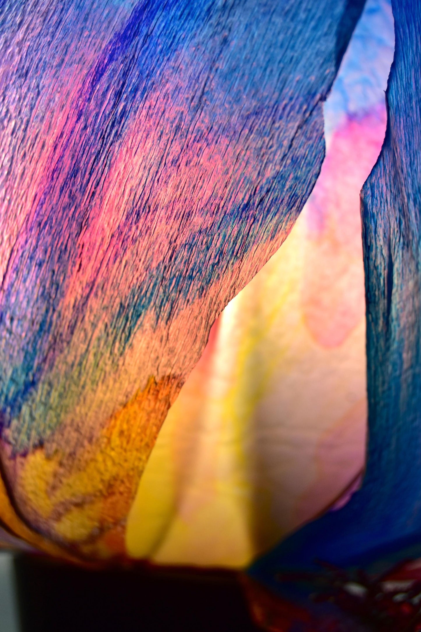lampada da terra a forma di fiore di iris blu in resina dipinta a mano