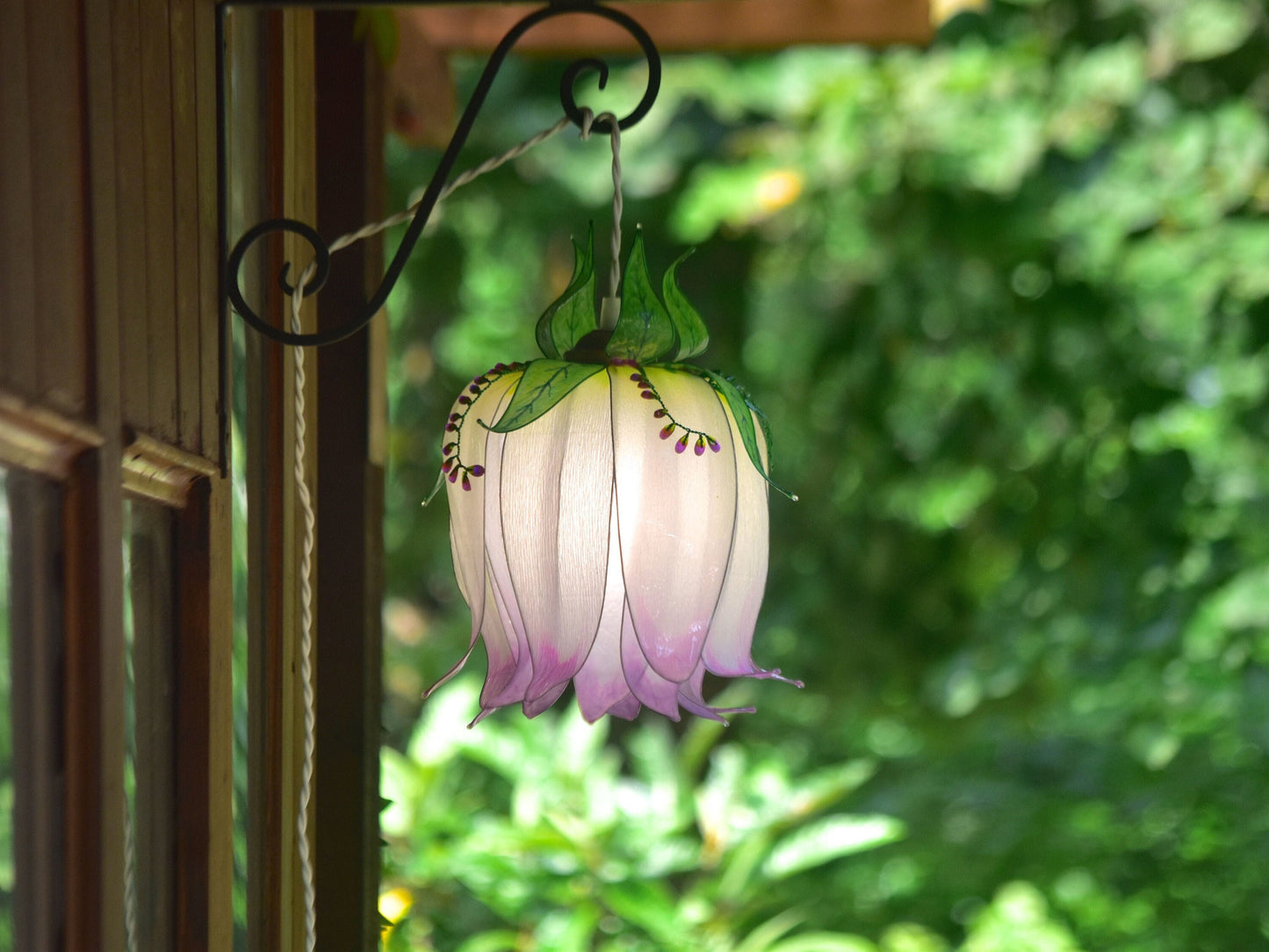 Lampada da muro forma di bocciolo di fiore bianco viola in resina dipinta a mano
