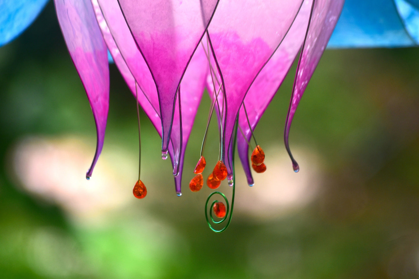 lampada a sospensione: fiore blu e rosa in resina pezzo unico fatto e dipinto a mano