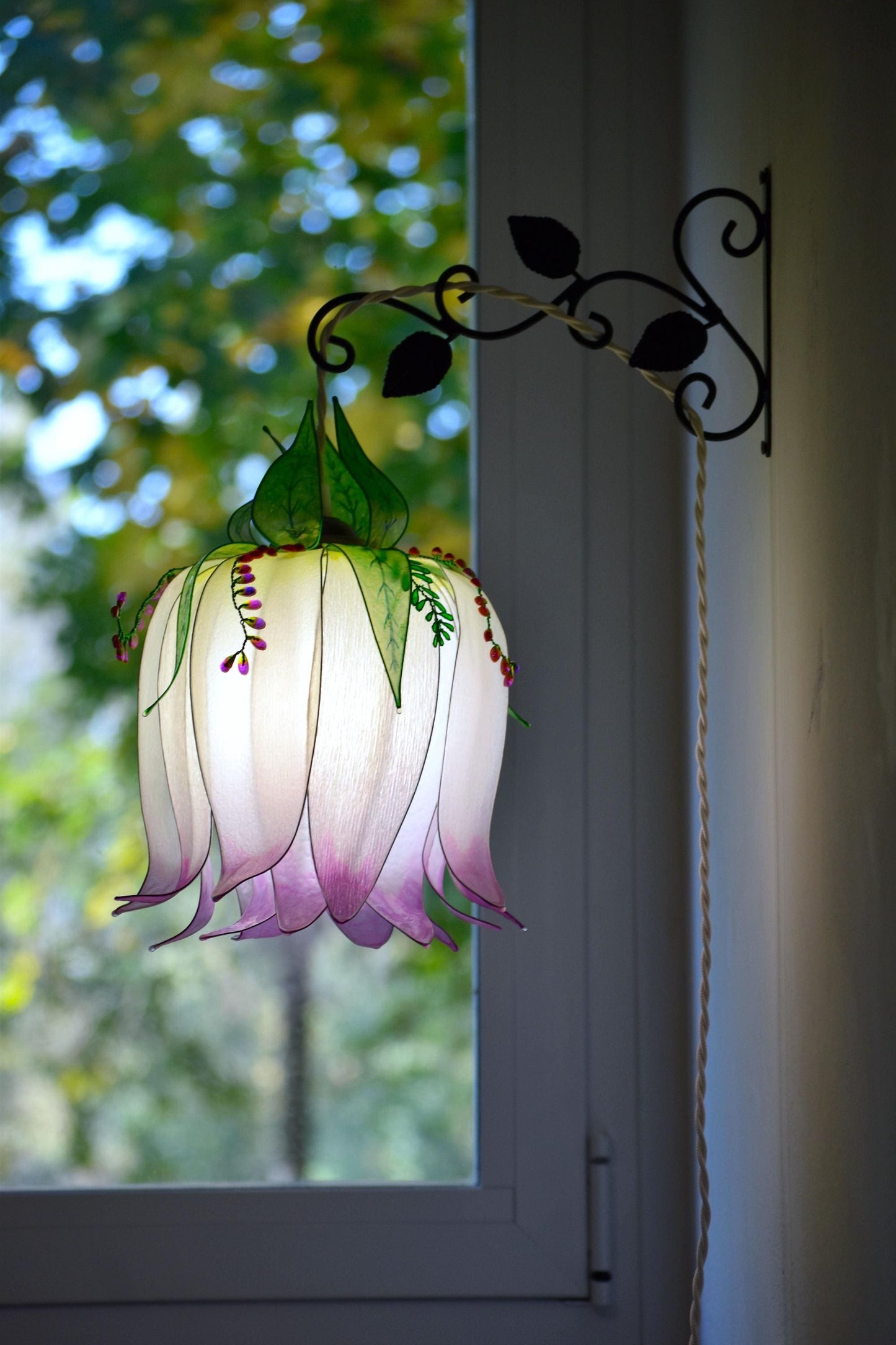 Lampada da muro forma di bocciolo di fiore bianco viola in resina dipinta a mano