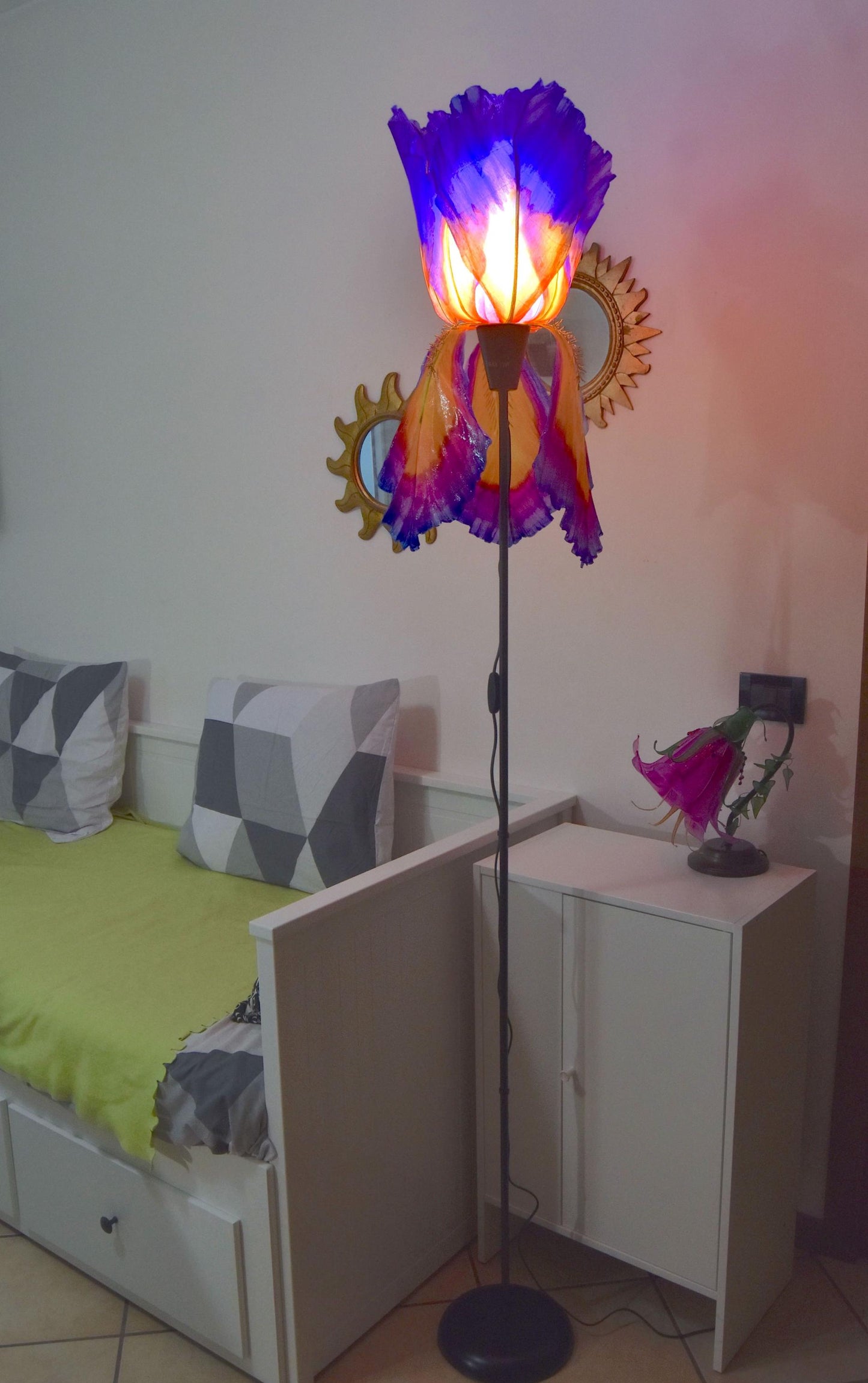 lampada da terra paralume fatto dipinto a mano forma di iris arancio viola in resina