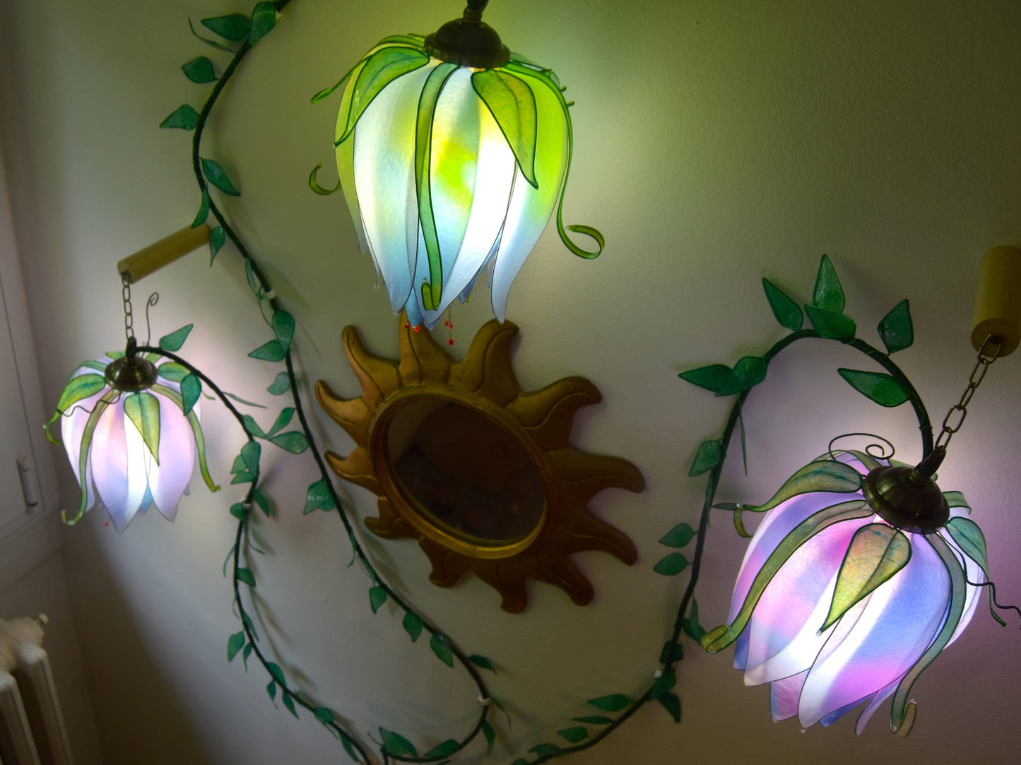 lampada da parete 3 luci:  forma di fiori rampicanti fatta dipinta a mano per ambiente romantico