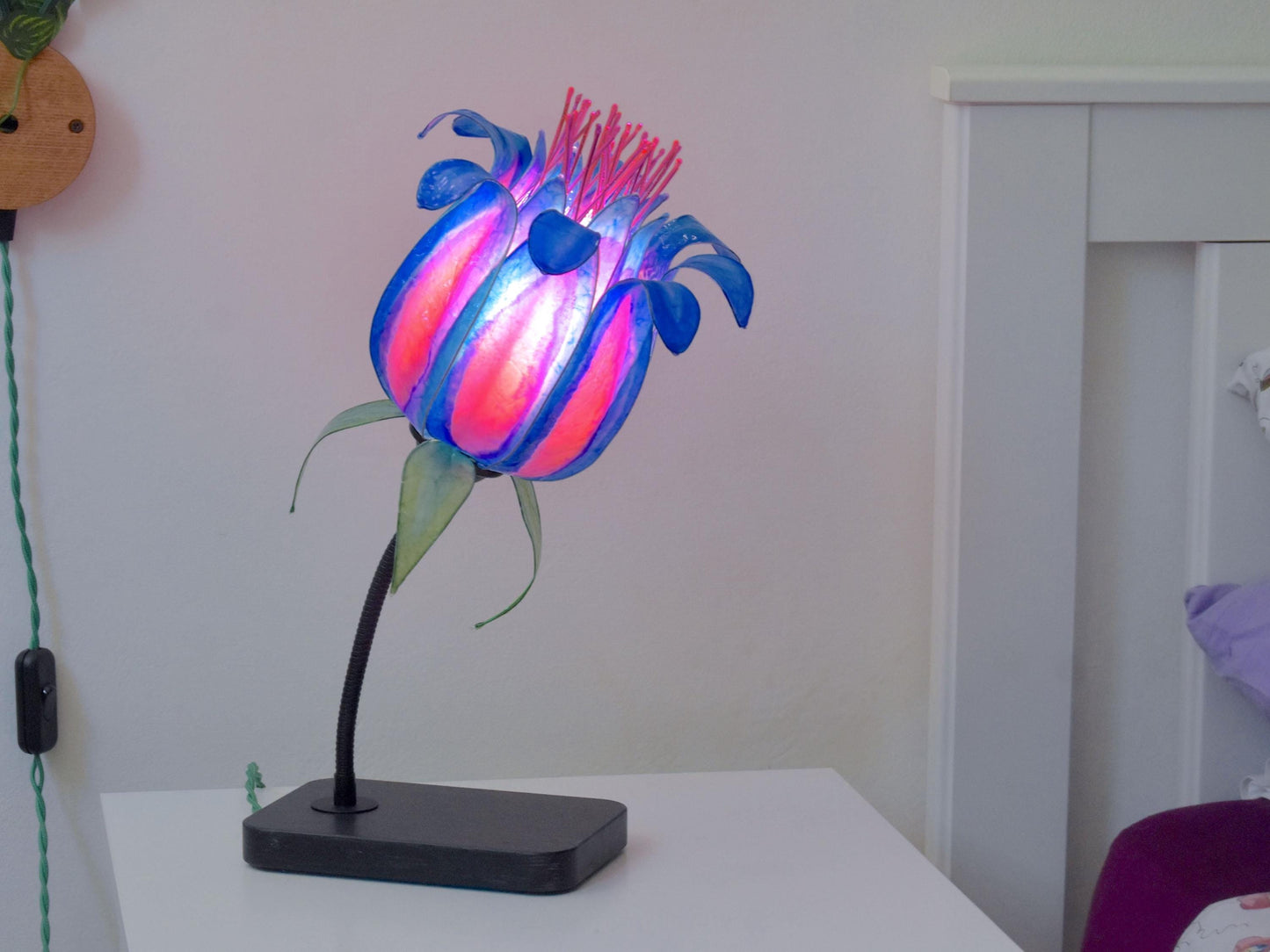 lampada da tavolo a forma di fiore fiabesco fatta dipinta a mano in resina