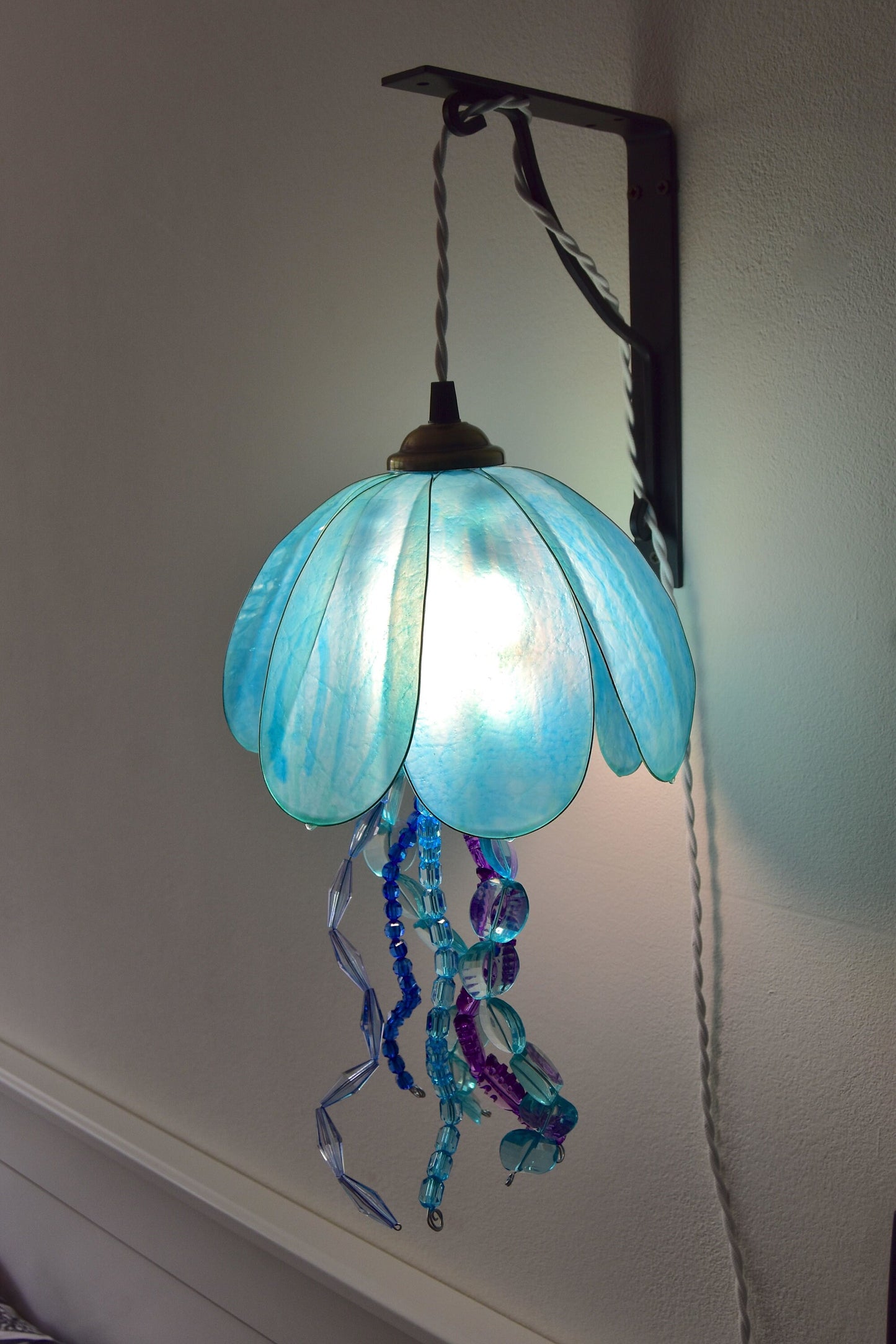 lampada a forma di medusa in resina da appendere alla parete, dipinta a mano