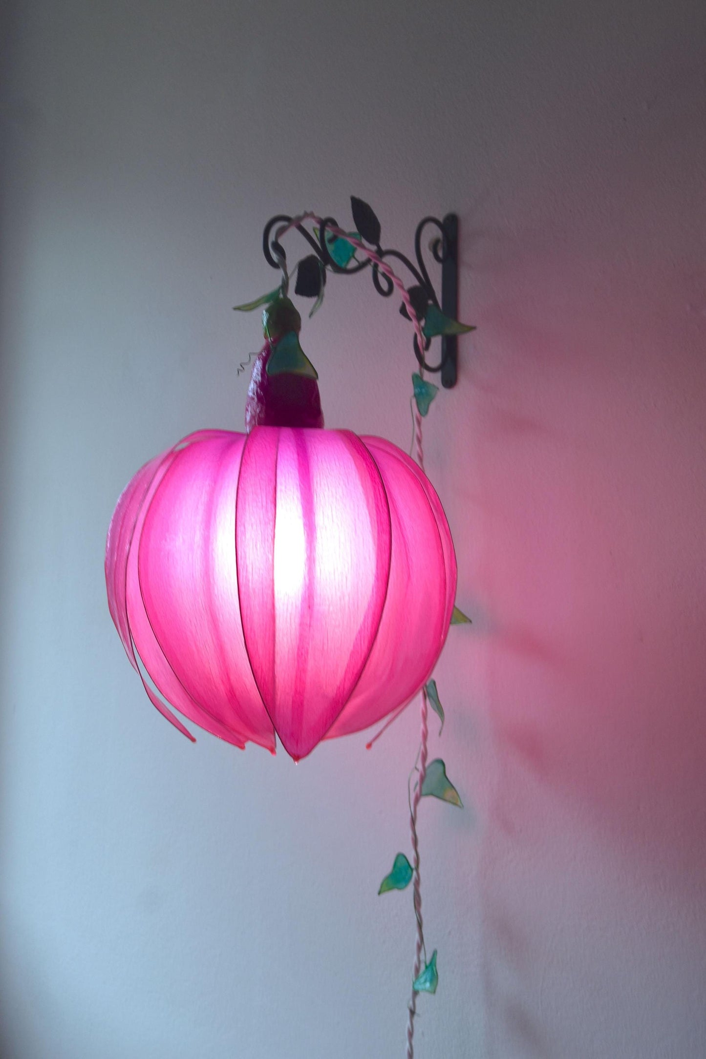 lampada da muro a forma di bocciolo di fiore rosa fucsia