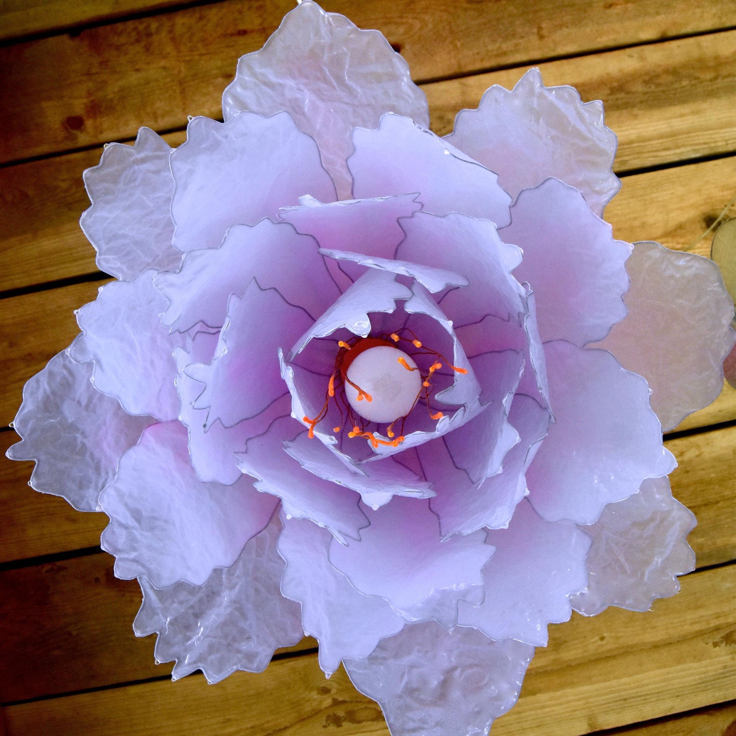 lampada sospensione a forma di fiore rosa bianco delicato dipinto a mano in resina