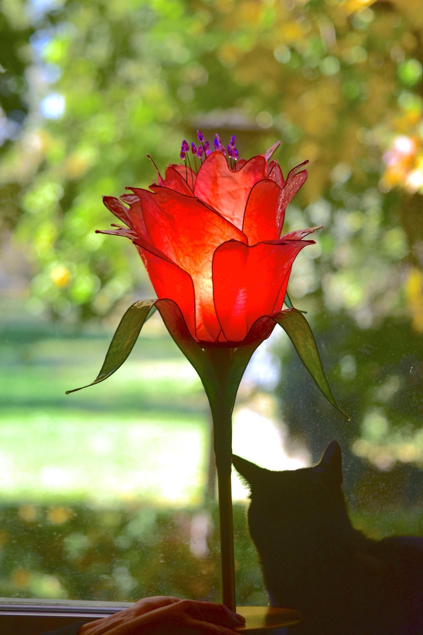 lampada da tavolo fiore rosso: pezzo unico di illuminazione fatto e dipinto a mano