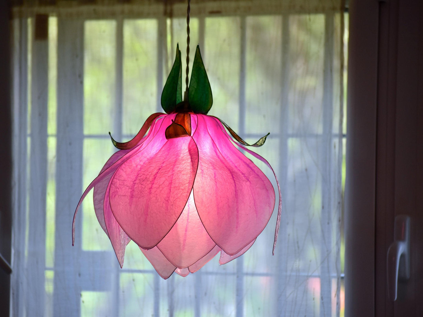 Lampadario rosa fatto e dipinto a mano a forma di fiore di magnolia