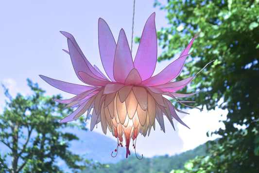 Lampada a sospensione a forma di fiore rosa tenue e bianco in resina