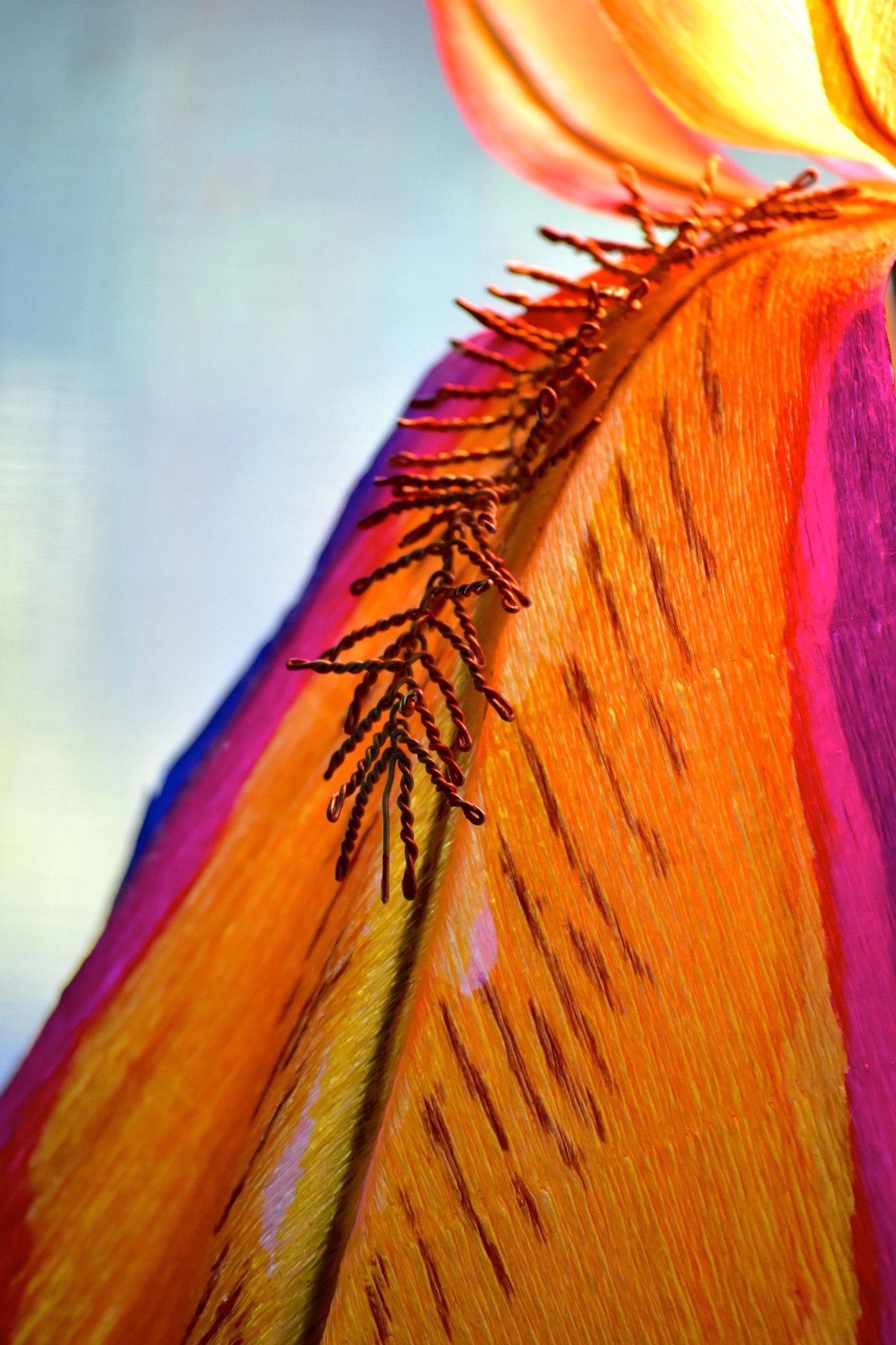 lampada da terra paralume fatto dipinto a mano forma di iris arancio viola in resina