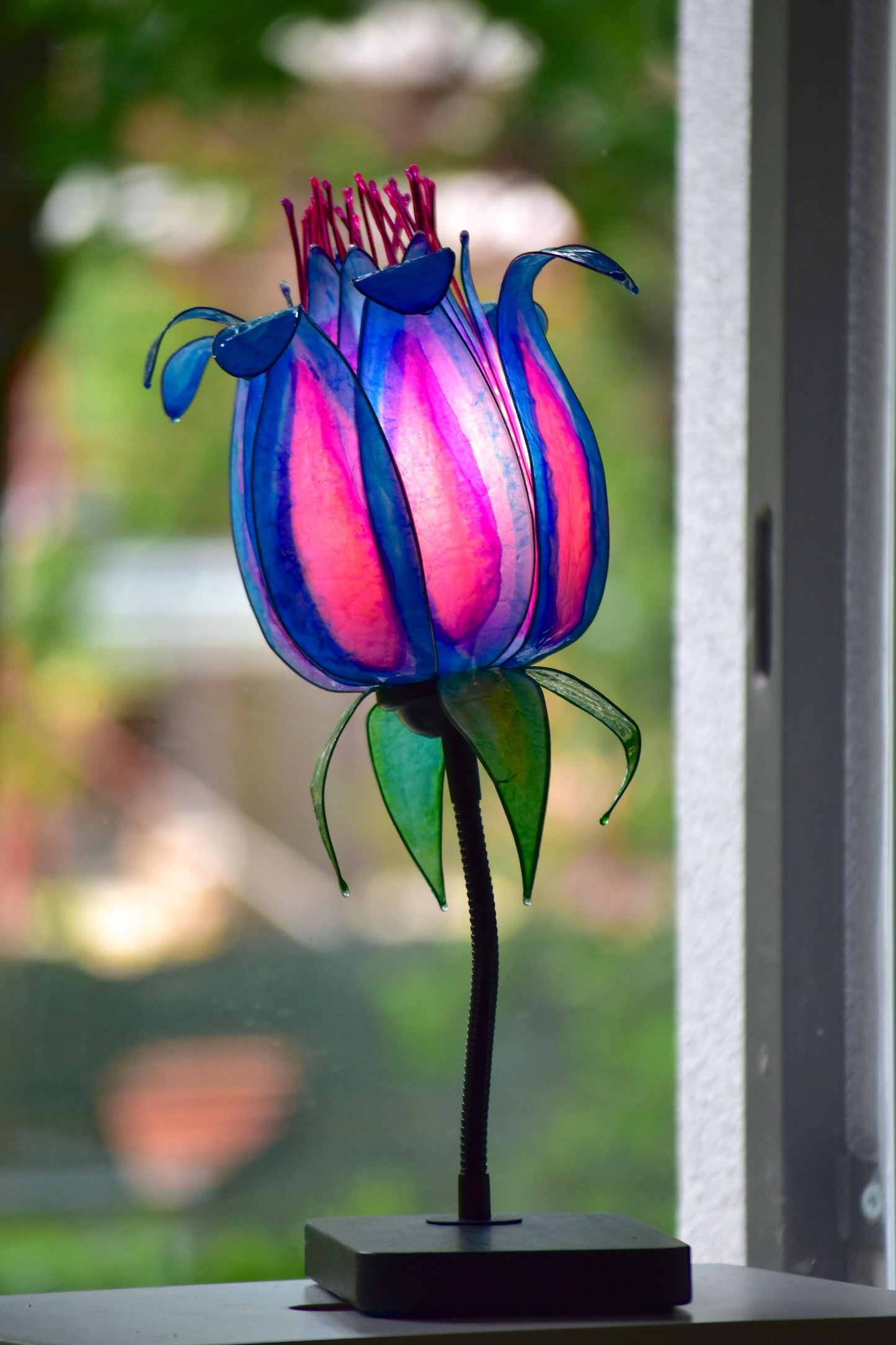 lampada da tavolo a forma di fiore fiabesco fatta dipinta a mano in resina