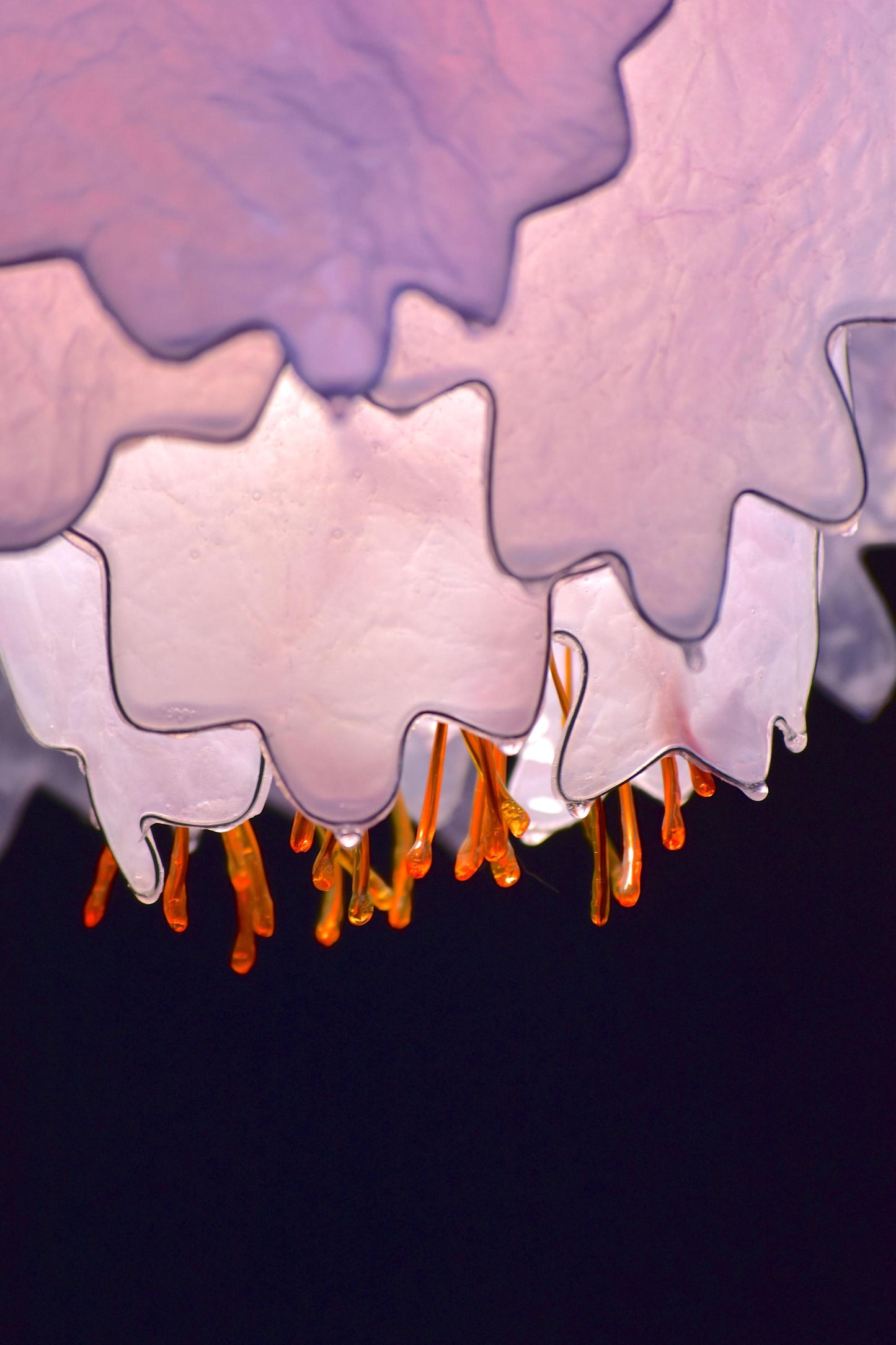 lampada sospensione a forma di fiore rosa bianco delicato dipinto a mano in resina