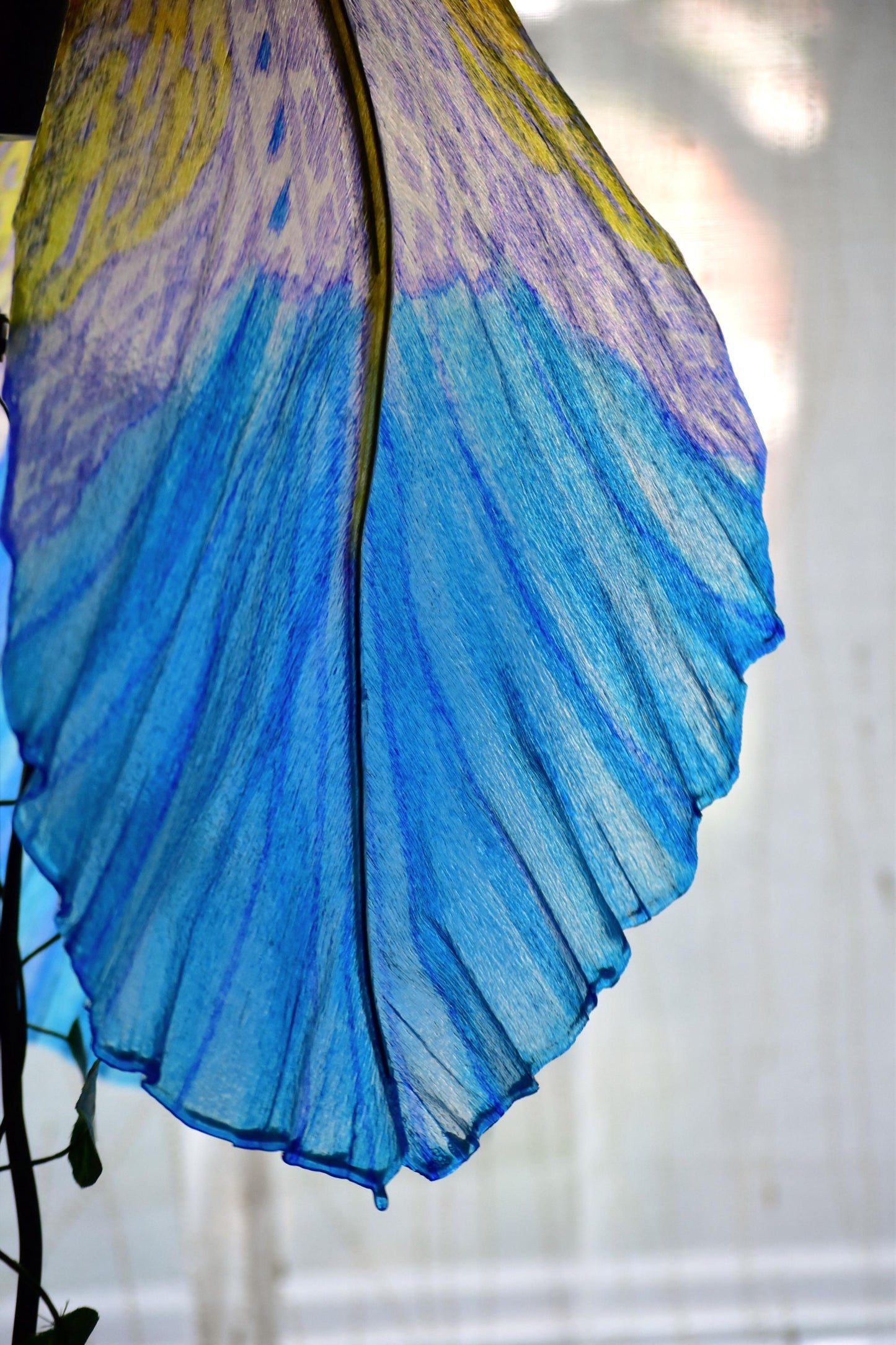 lampada da terra a forma di fiore di iris blu in resina dipinta a mano