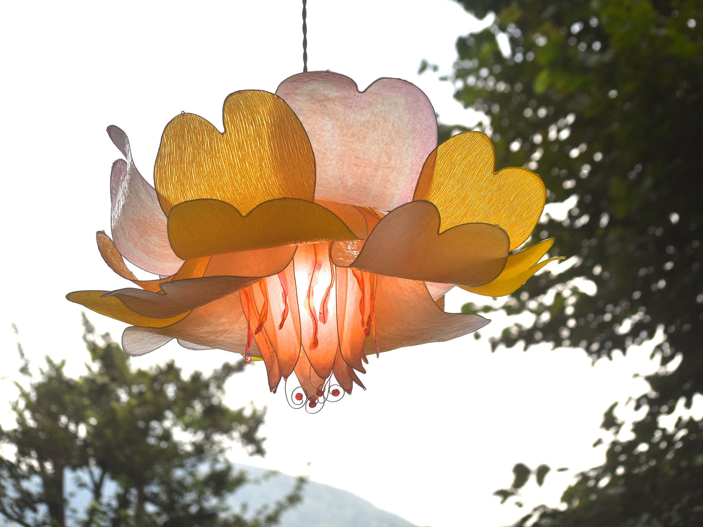 lampada sospensione per arredamento floreale in resina giallo e rosa pesca