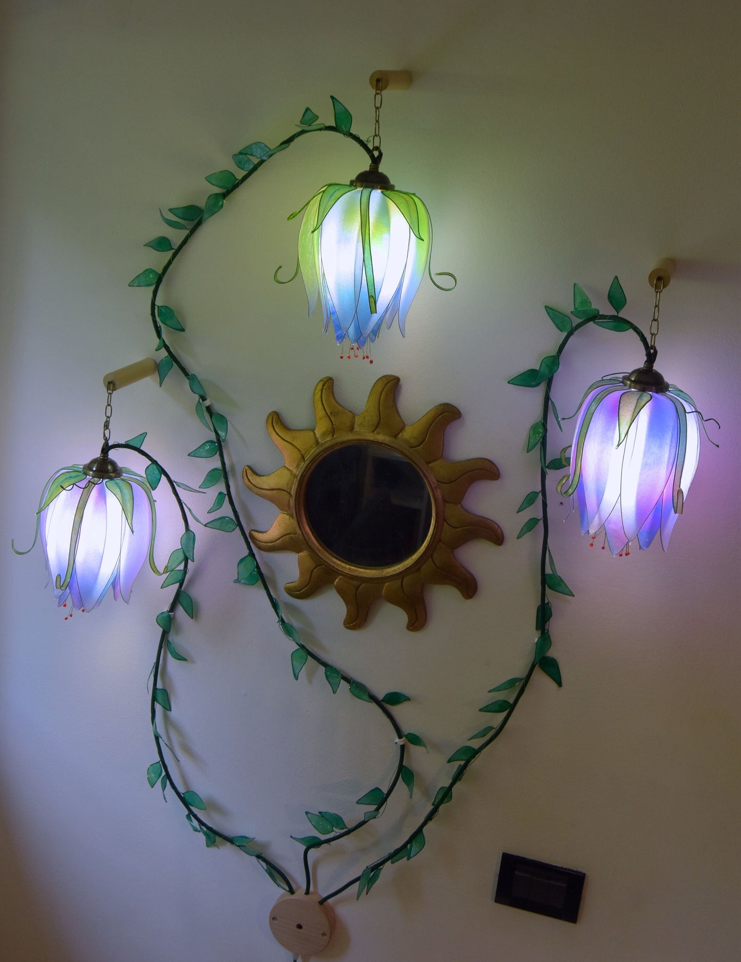 lampada da parete 3 luci:  forma di fiori rampicanti fatta dipinta a mano per ambiente romantico