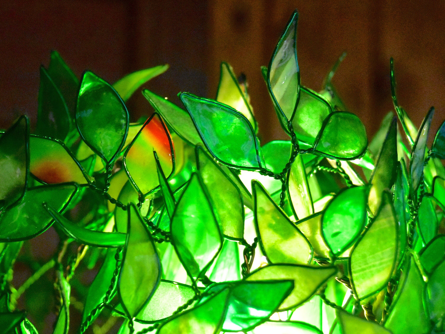 Lampada a forma di albero verde fatta a mano in resina pezzo unico