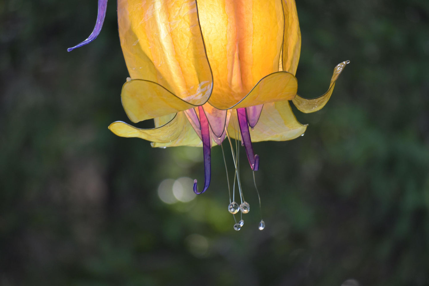 lampada da muro bocciolo di fiore giallo e viola in resina