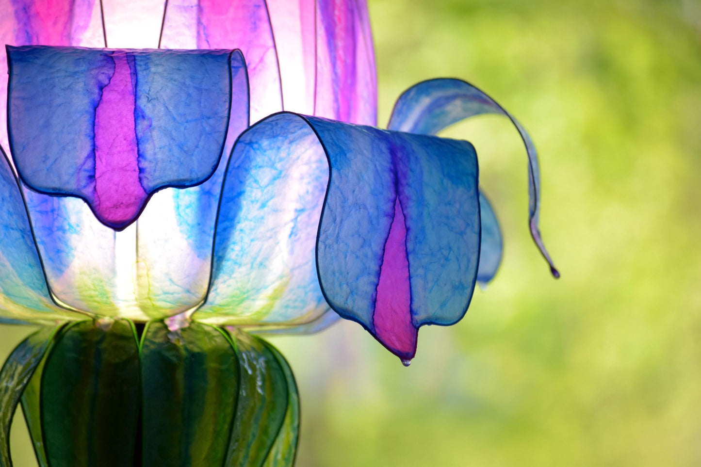 lampada a stelo con paralume in resina: forma di fiore colorato per arredamento ispirato alla natura