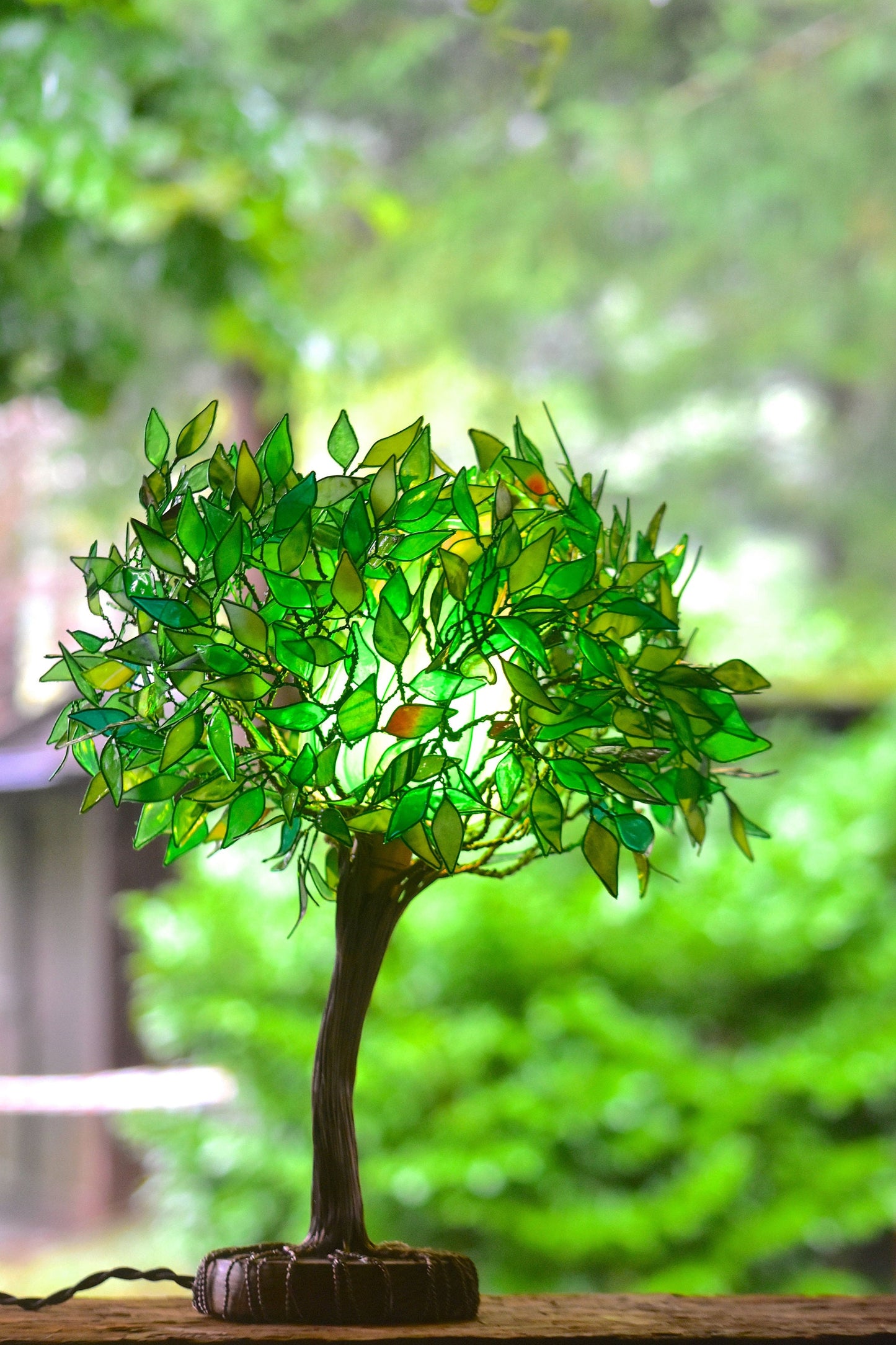 Lampada a forma di albero verde fatta a mano in resina pezzo unico