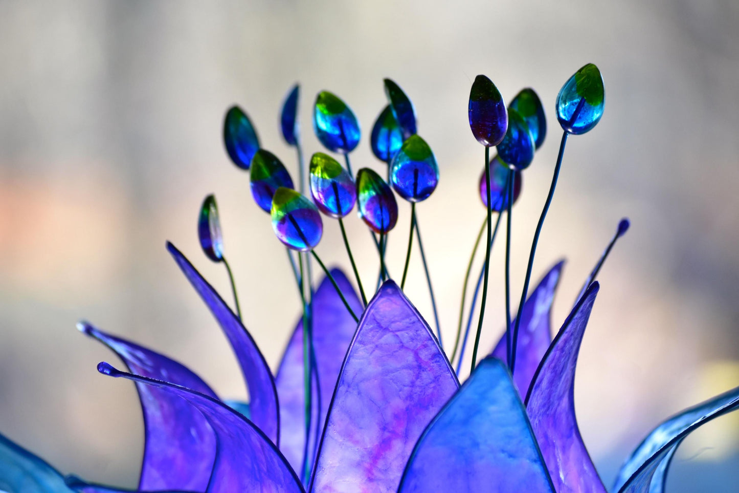 lampada da terra con paralume in resina ispirato alle piume di pavone blu e viola