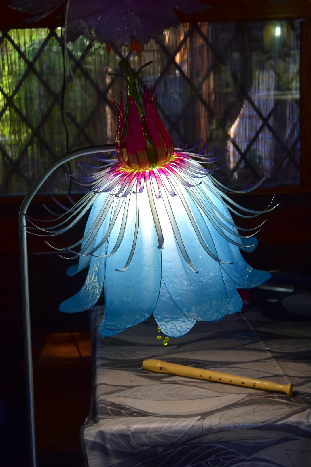 Lampada da lettura orientabile con paralume fiore di passiflora in resina