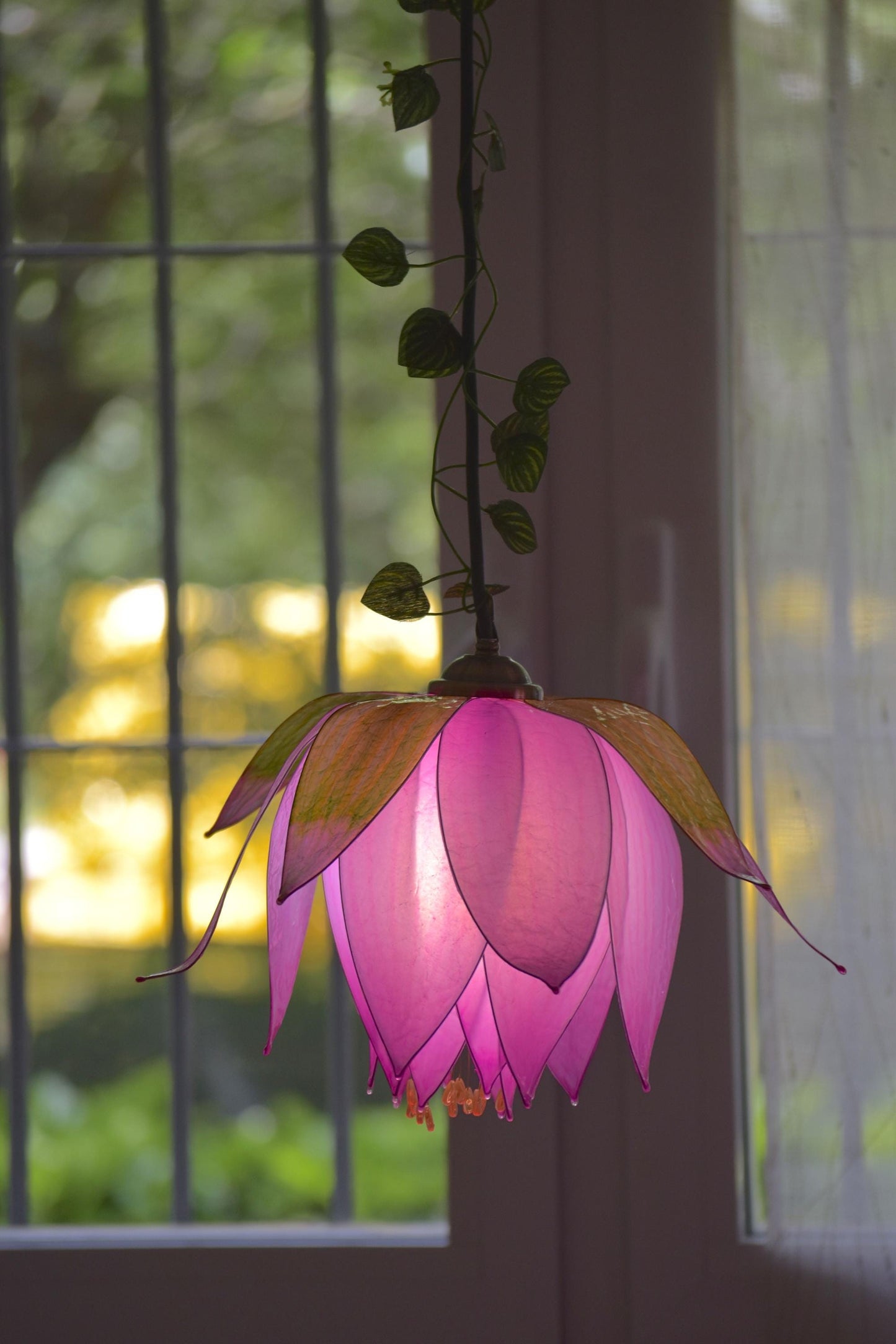 lampada sospensione 3 luci in resina a forma fiore rosa per ambiente romantico