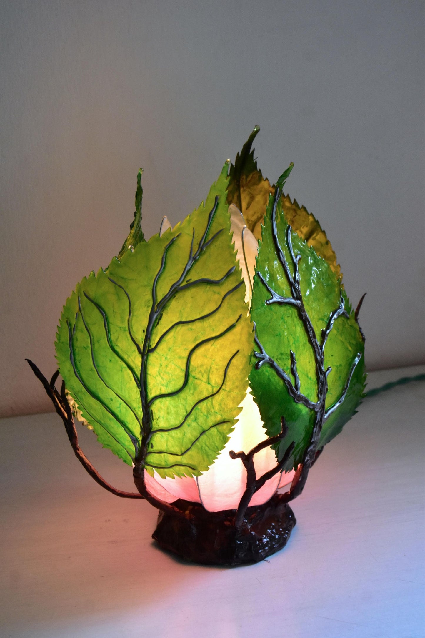 Lampada da tavolo con foglie verdi grandi in resina